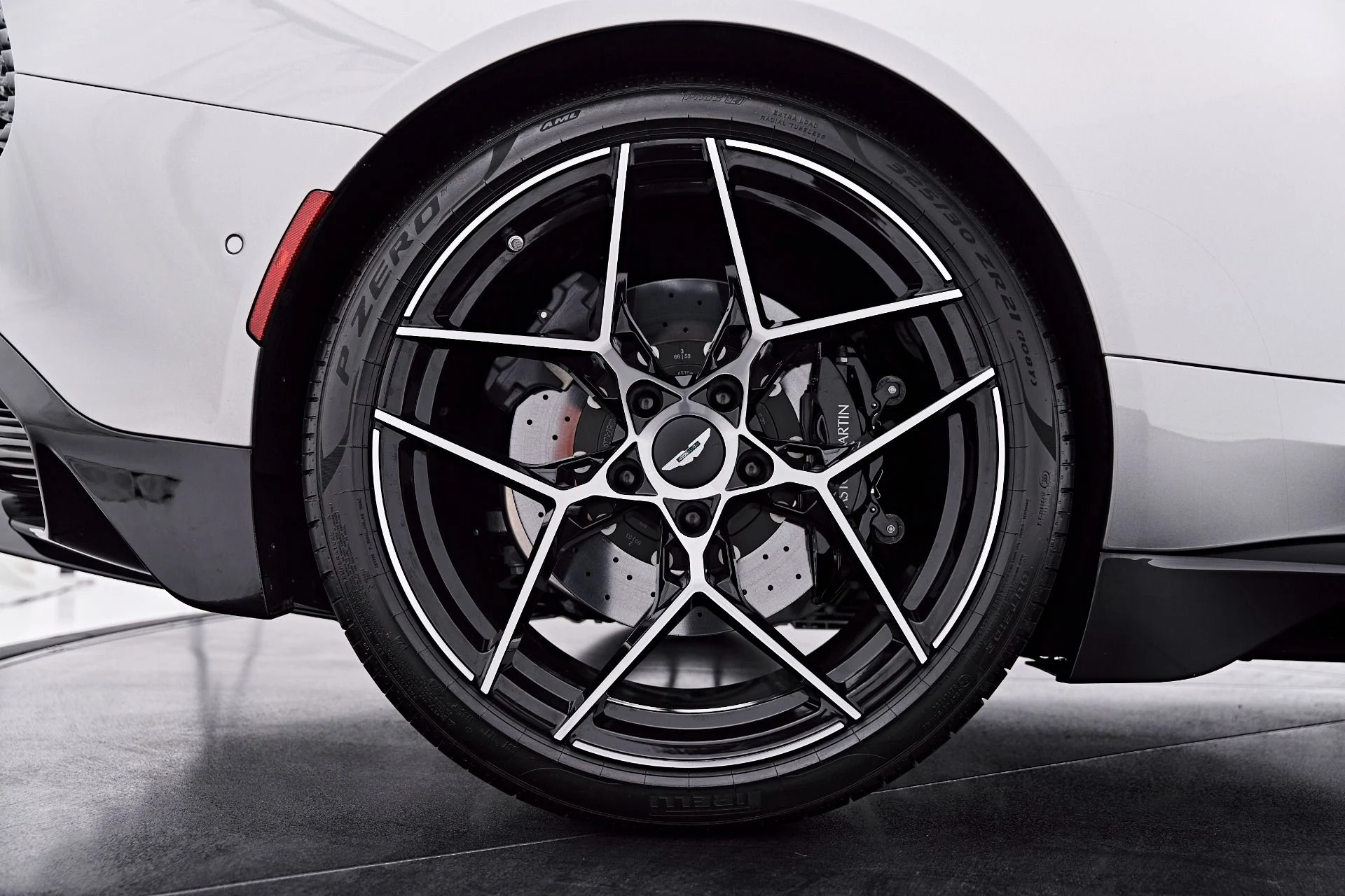 mph031_2735456165_Used_2025_Aston_Martin_Vanquish_V12_1786045818_bae820e5ef
