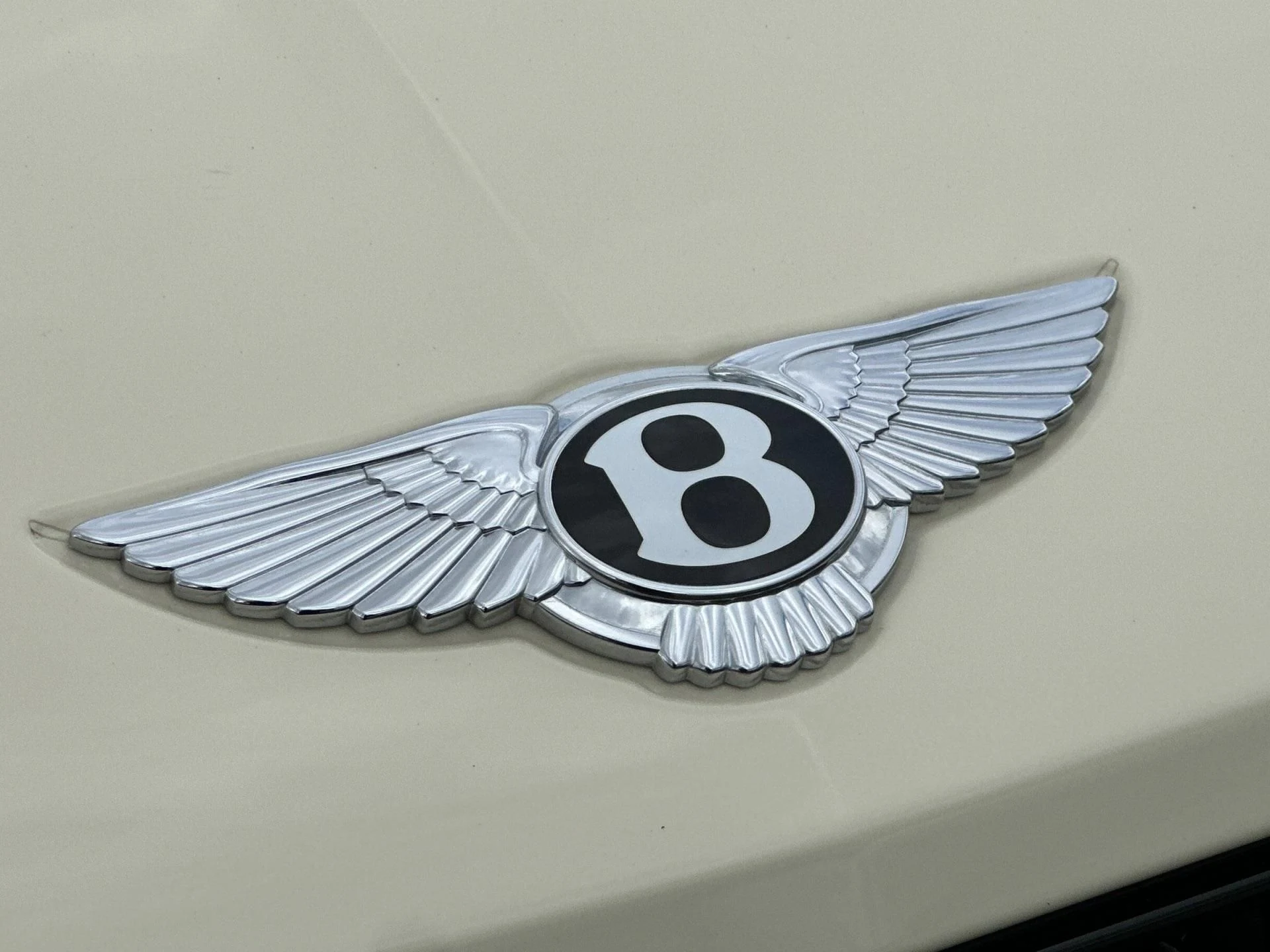 mph031_2775493697_Used_2025_Bentley_Bentayga_V8_1760604366_ab27aaf855