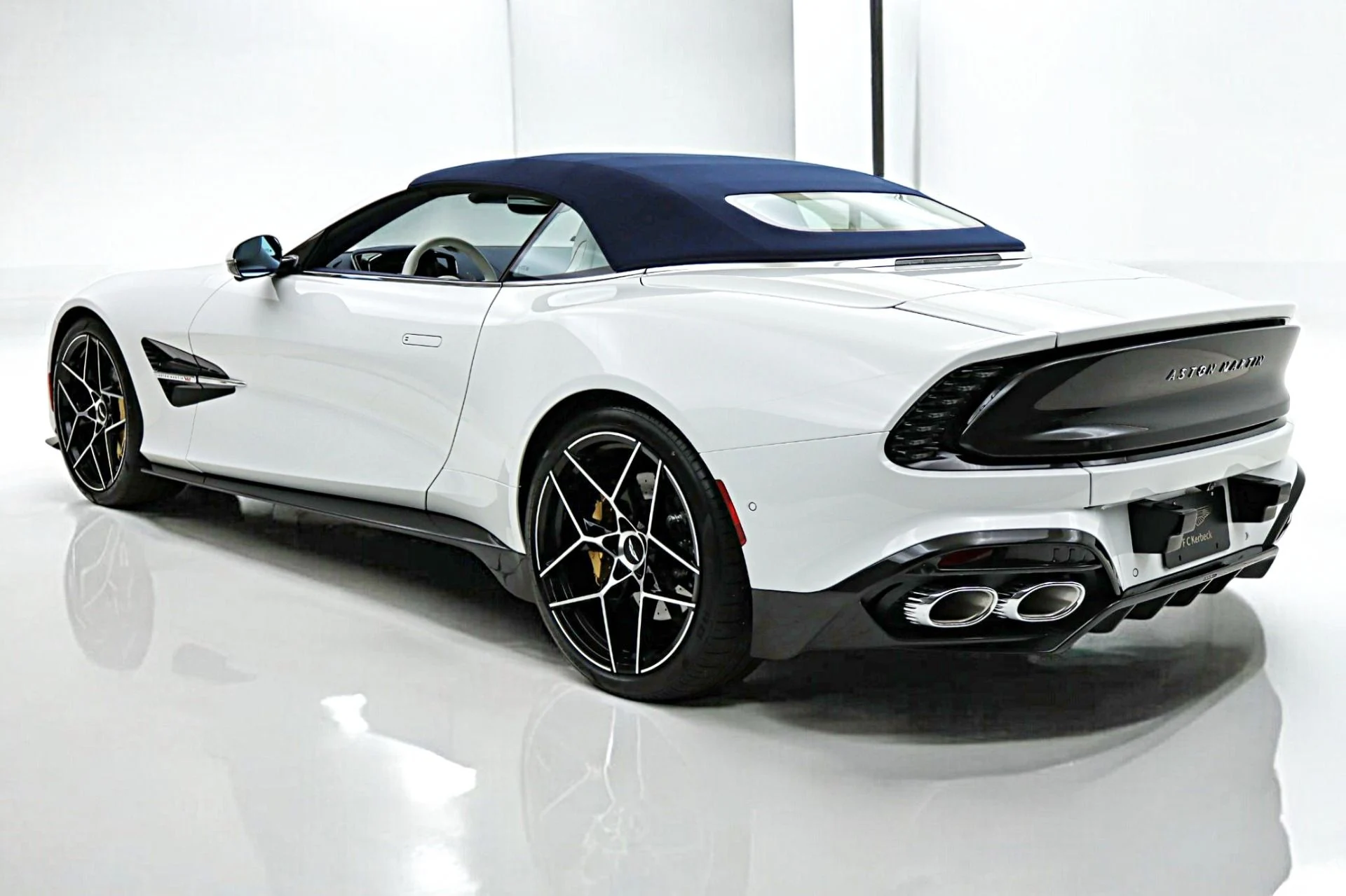mph031_2789613968_New_2026_Aston_Martin_Vanquish_Volante_d221ef6e8f