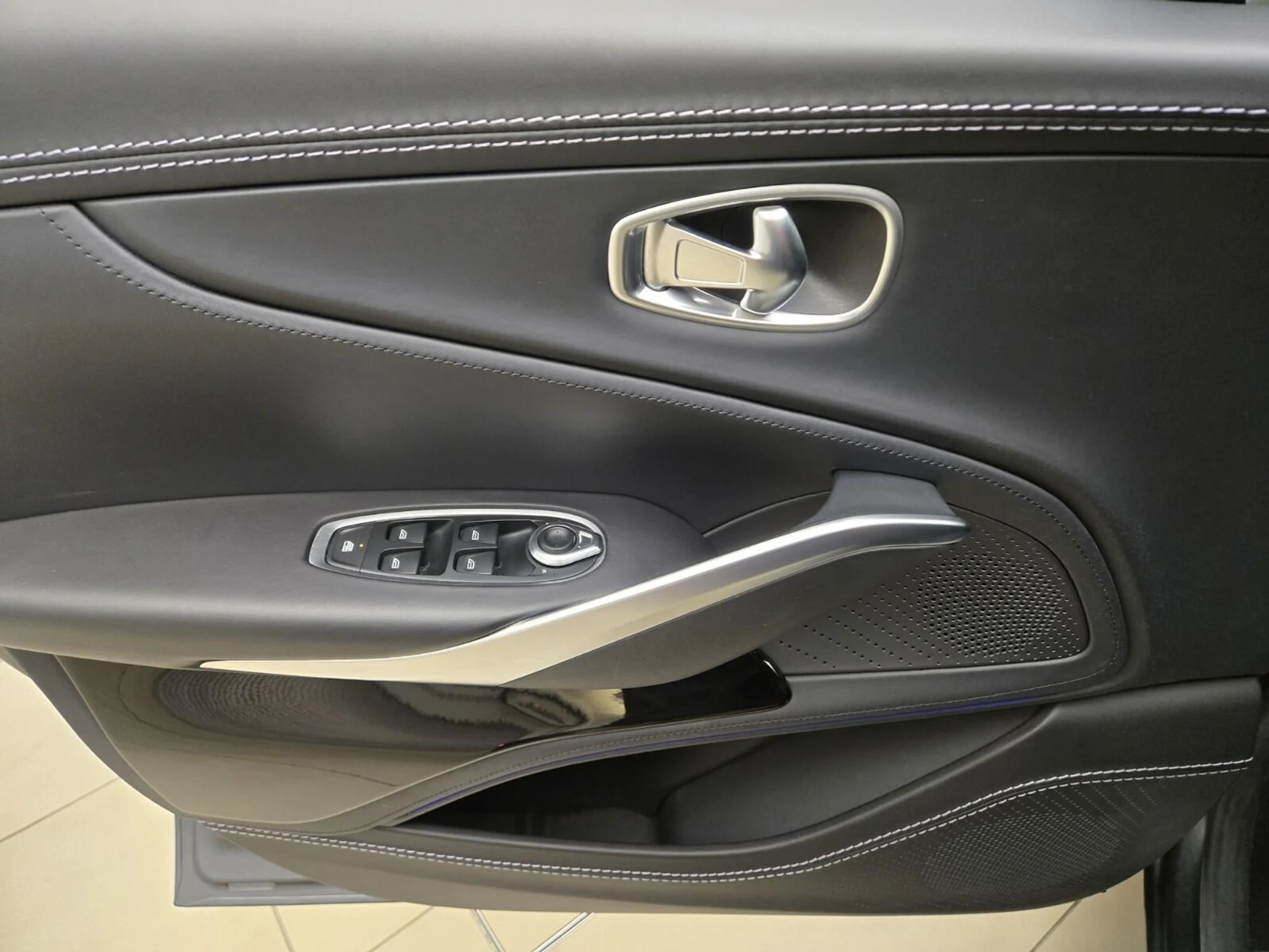 mph031_2798397667_Used_2023_Aston_Martin_DBX_707_1769582757_1342b4f9f7