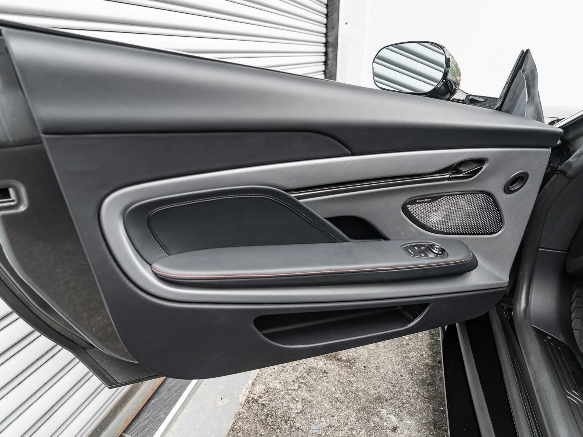 mph031_2800404180_Used_2025_Aston_Martin_Vanquish_Coupe_1780612111_32a5fe1130
