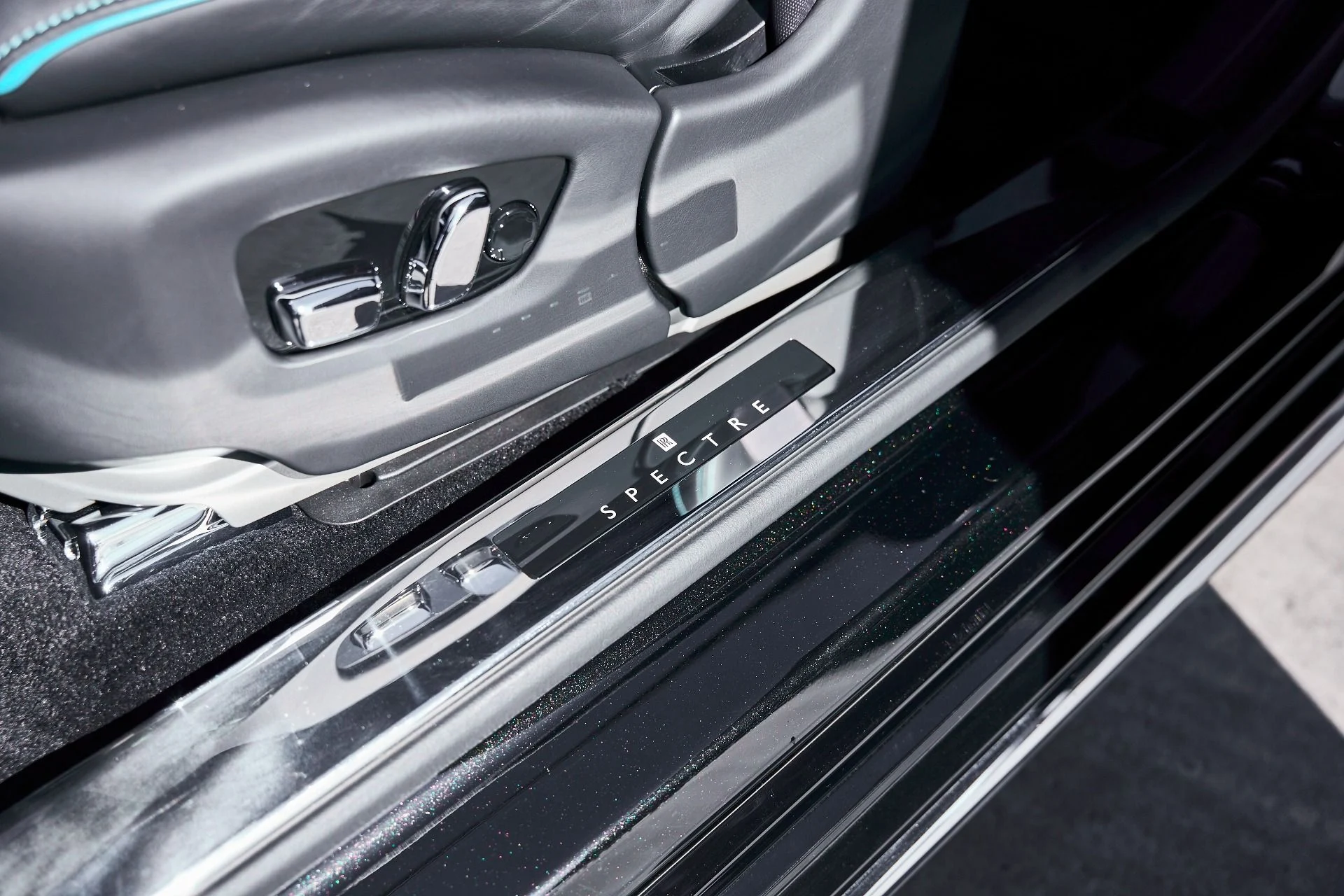 mph031_2808500200_Used_2025_Rolls_Royce_Spectre_Base_1771642457_d3c5cbae53