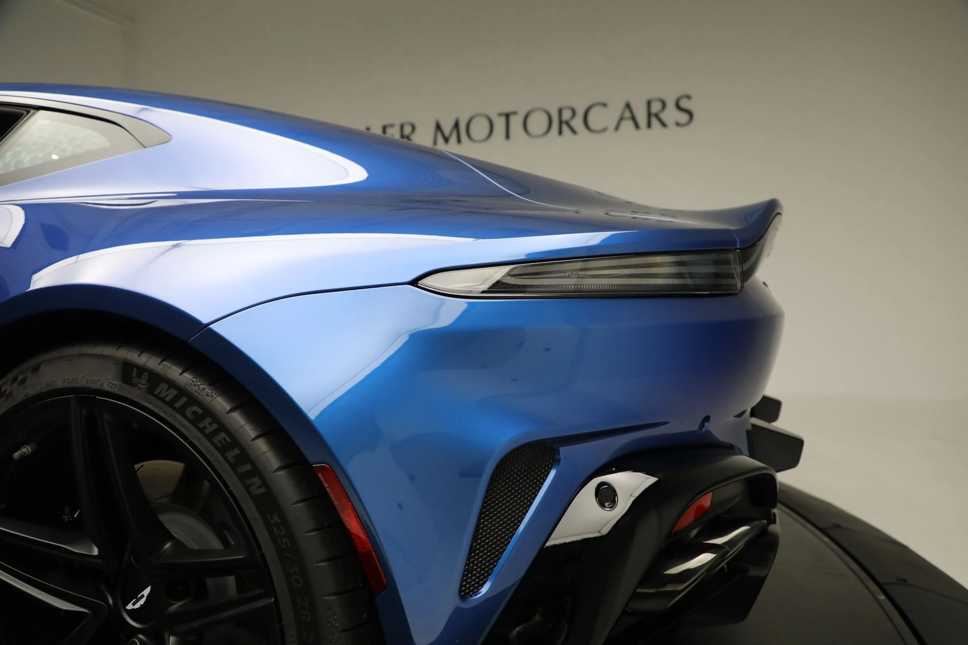 mph031_2816577144_Used_2025_Aston_Martin_Vantage_1744376582_9171bcd0f7