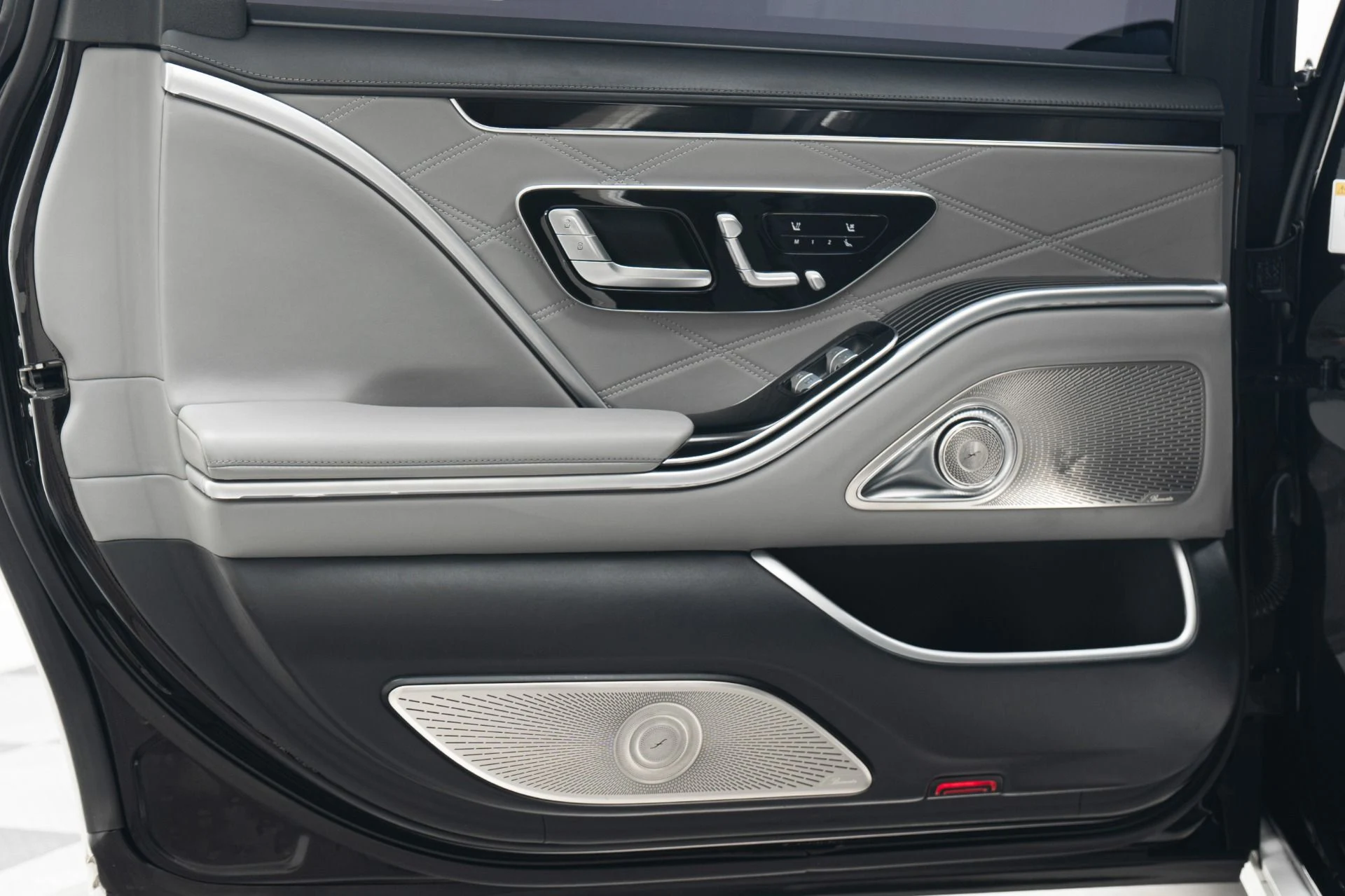 mph031_2824930555_Used_2021_Mercedes_Benz_Maybach_S_580_4_MATIC_Factory_Two_Tone_paint_Executive_Rear_Seat_Package_Bottle_Chiller_1776288092_cb9b874a41