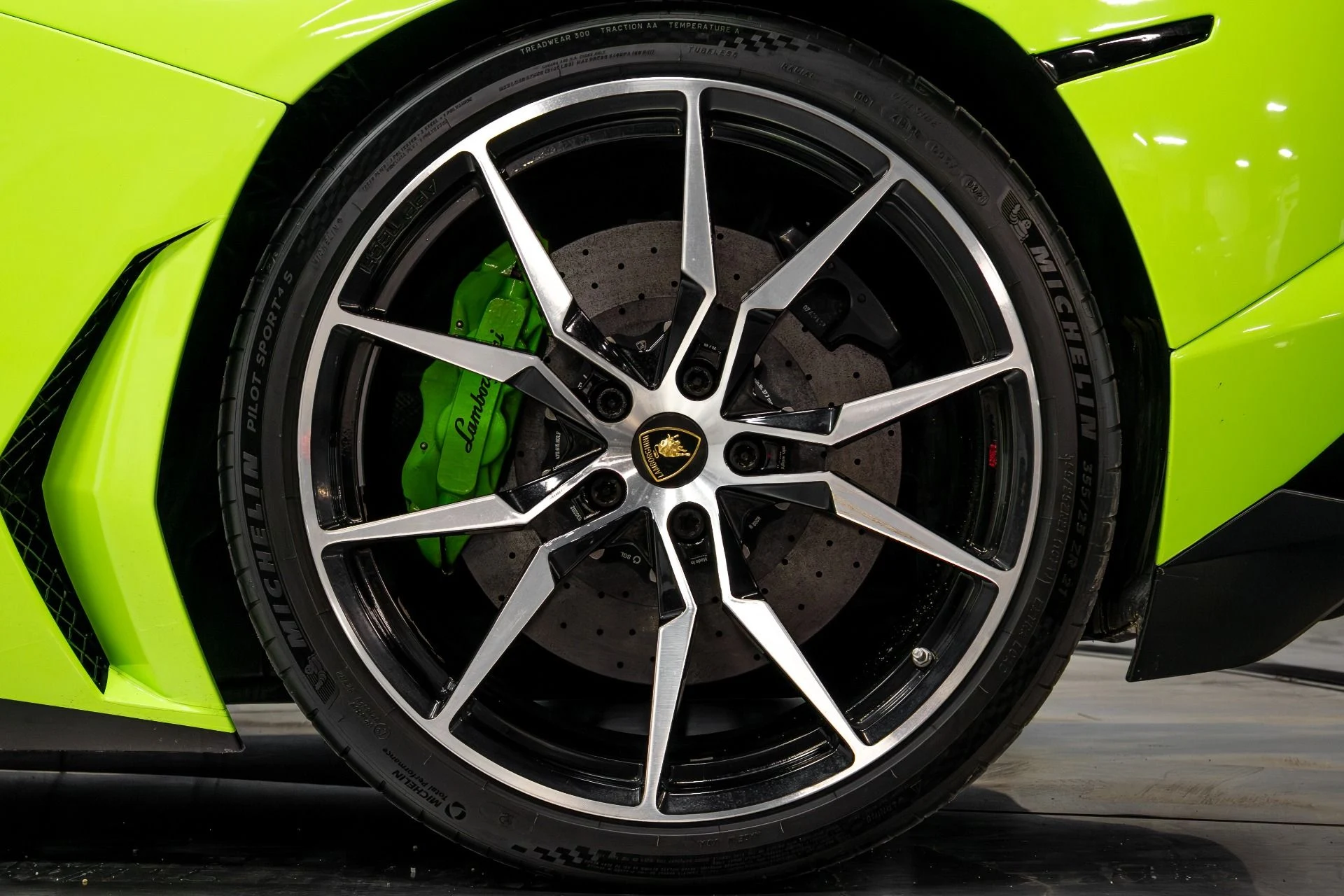 mph031_2836880579_Used_2015_Lamborghini_Aventador_1764723845_37a8f3e3af