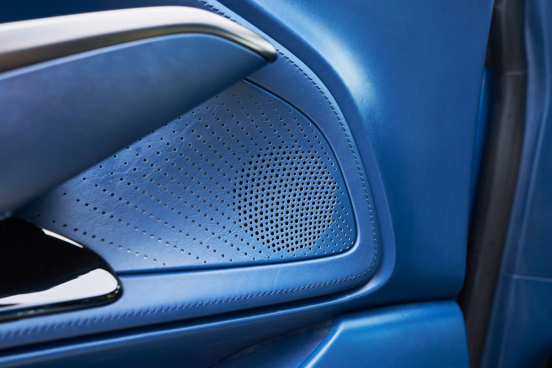 mph031_2842914662_Used_2023_Aston_Martin_DBX_707_1762900350_c09d7ca4da