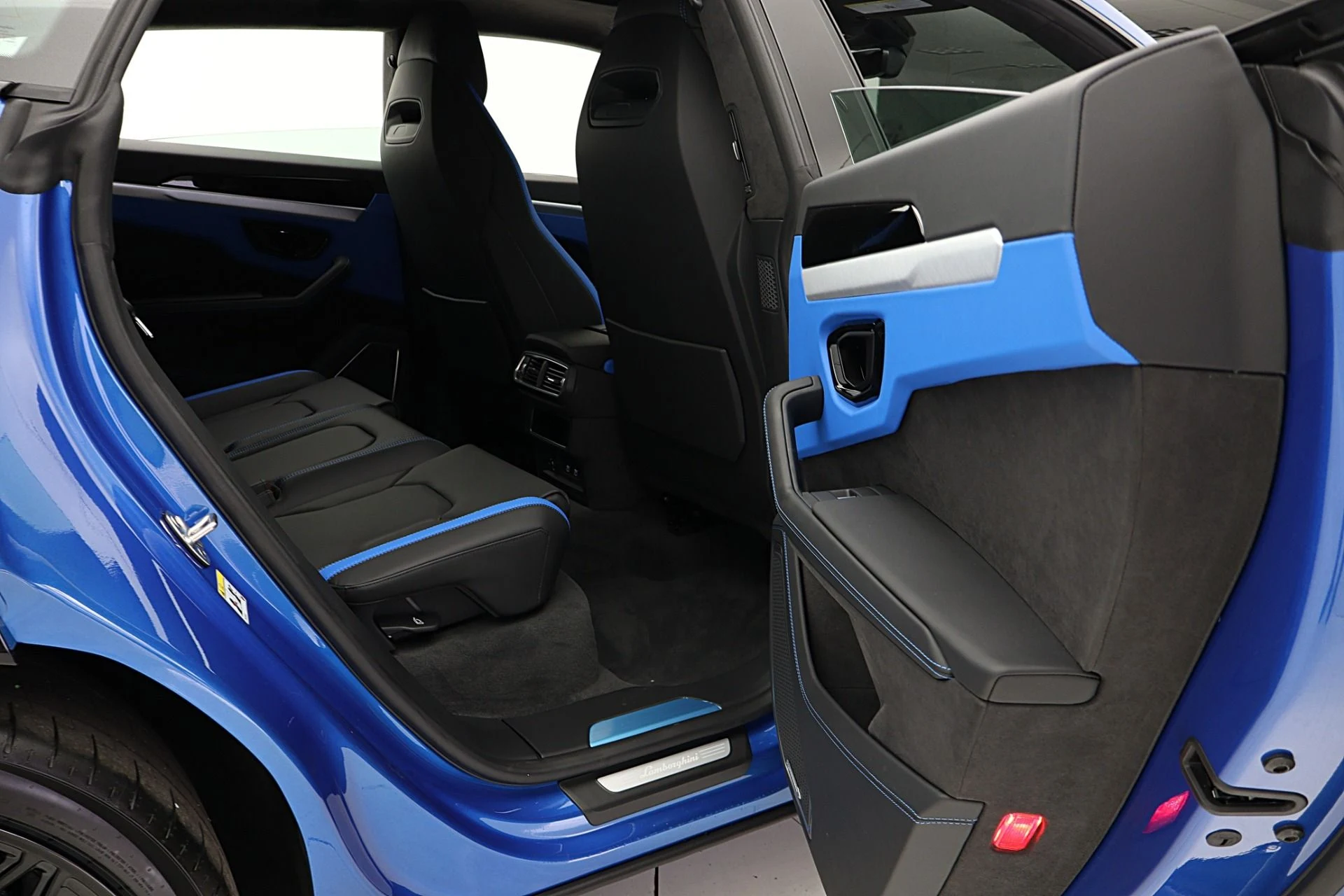 mph031_2857150825_New_2026_Lamborghini_Urus_SE_42b6afce04