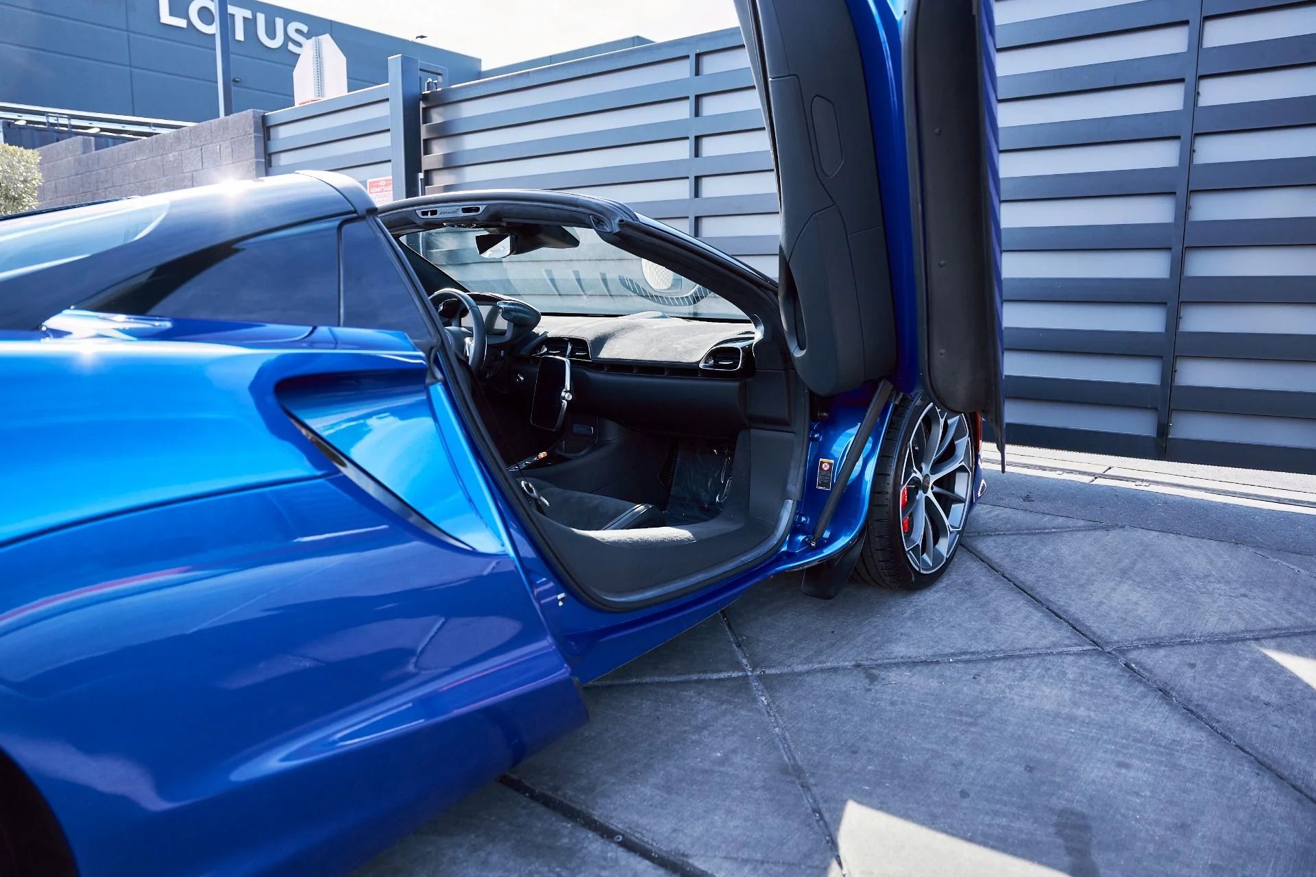 mph031_2858422574_Used_2025_Mc_Laren_Artura_1769567624_d576477162