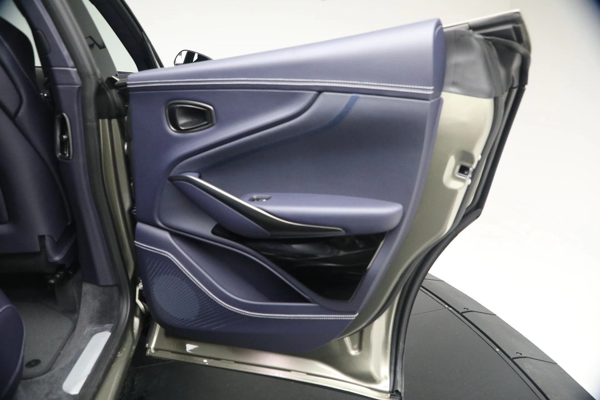 mph031_2868226600_New_2026_Aston_Martin_DBX_707_1767992936_501ac03b8e