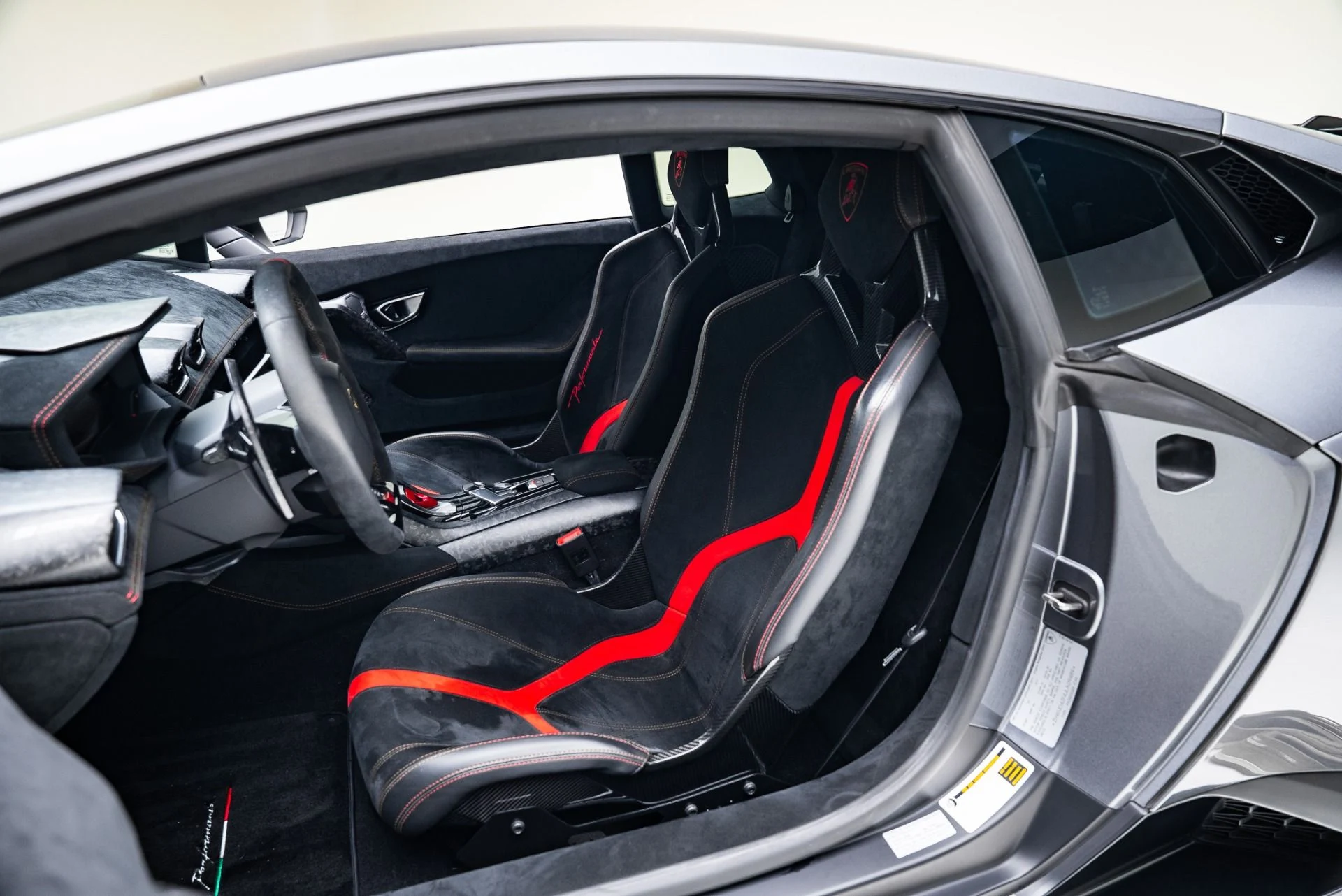 mph031_2871086815_Used_2018_Lamborghini_Huracan_LP_640_4_Performante_1765562491_d6fba7ca44