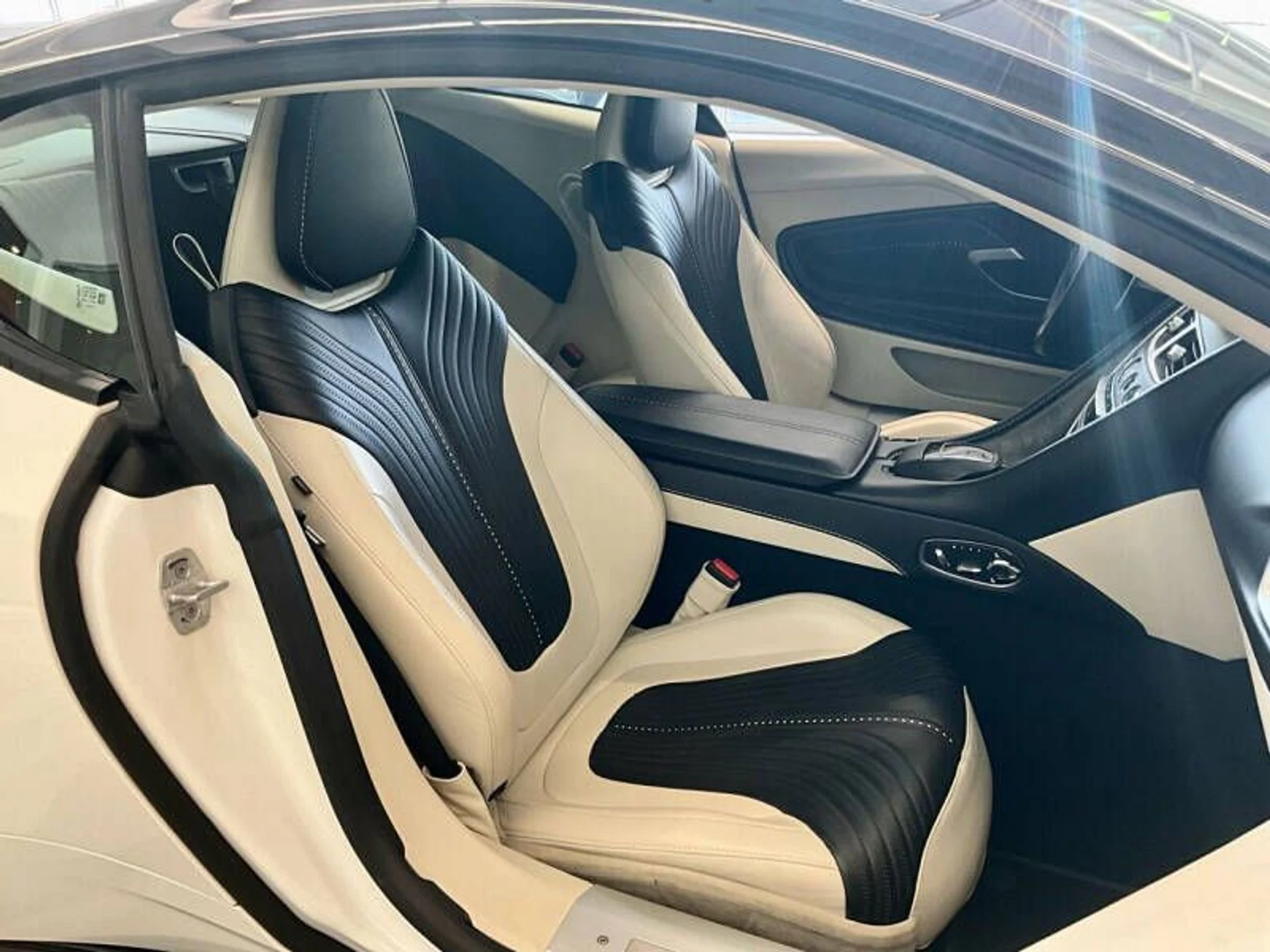 mph031_2915560340_2018_aston_martin_db11_v12_2dr_coupe_1c3e9941ff