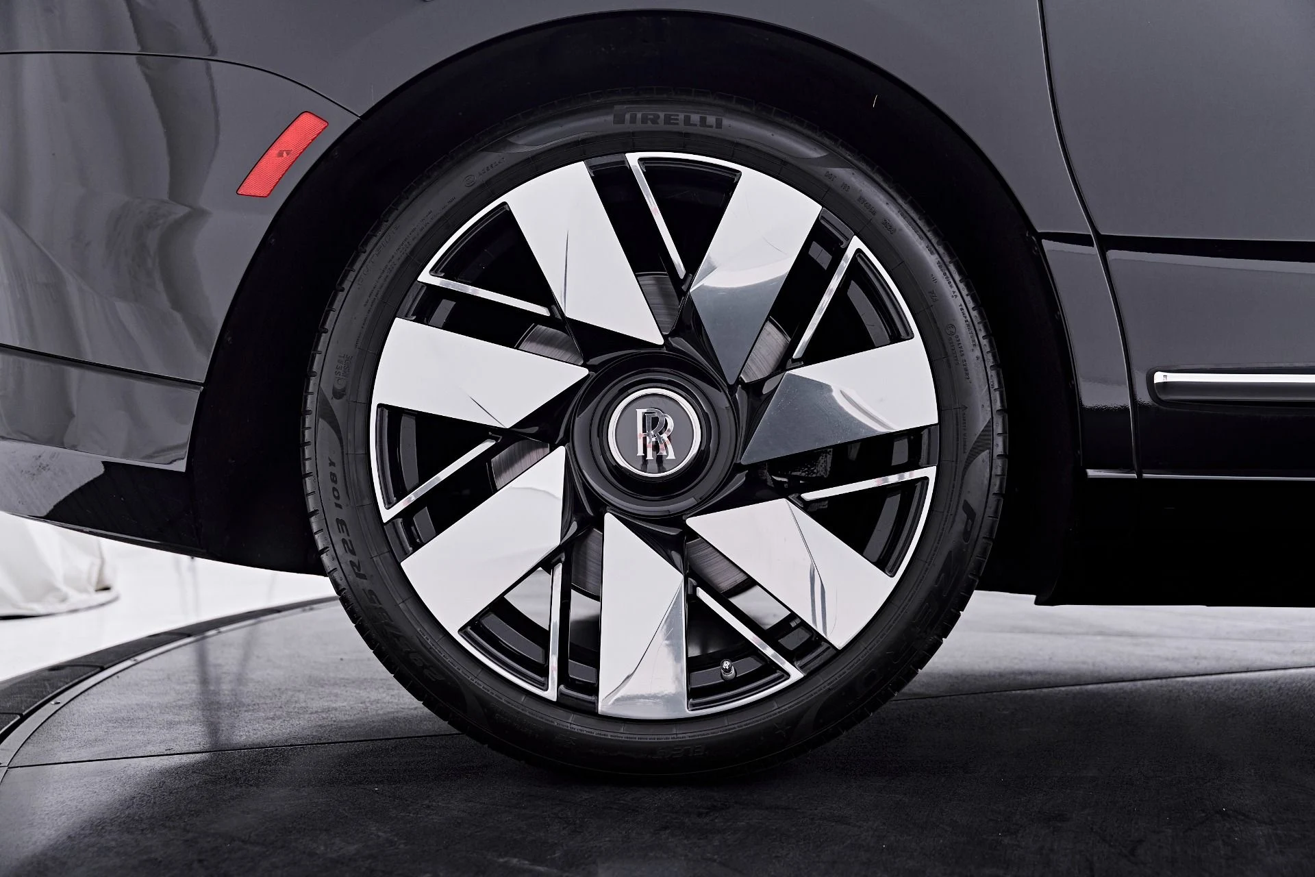 mph031_2920266507_Used_2025_Rolls_Royce_Cullinan_1786122787_2140e0aff0