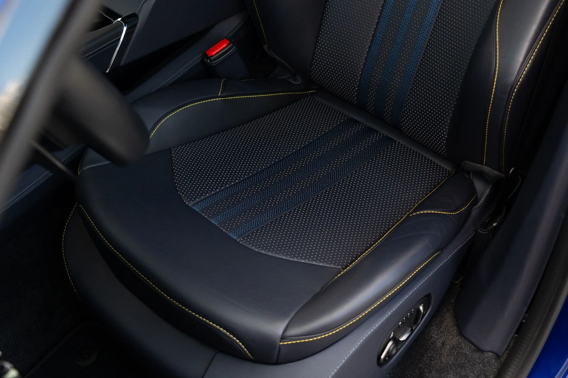 mph031_2928192138_Used_2025_Aston_Martin_DBX_707_1764700714_7de3c6e438