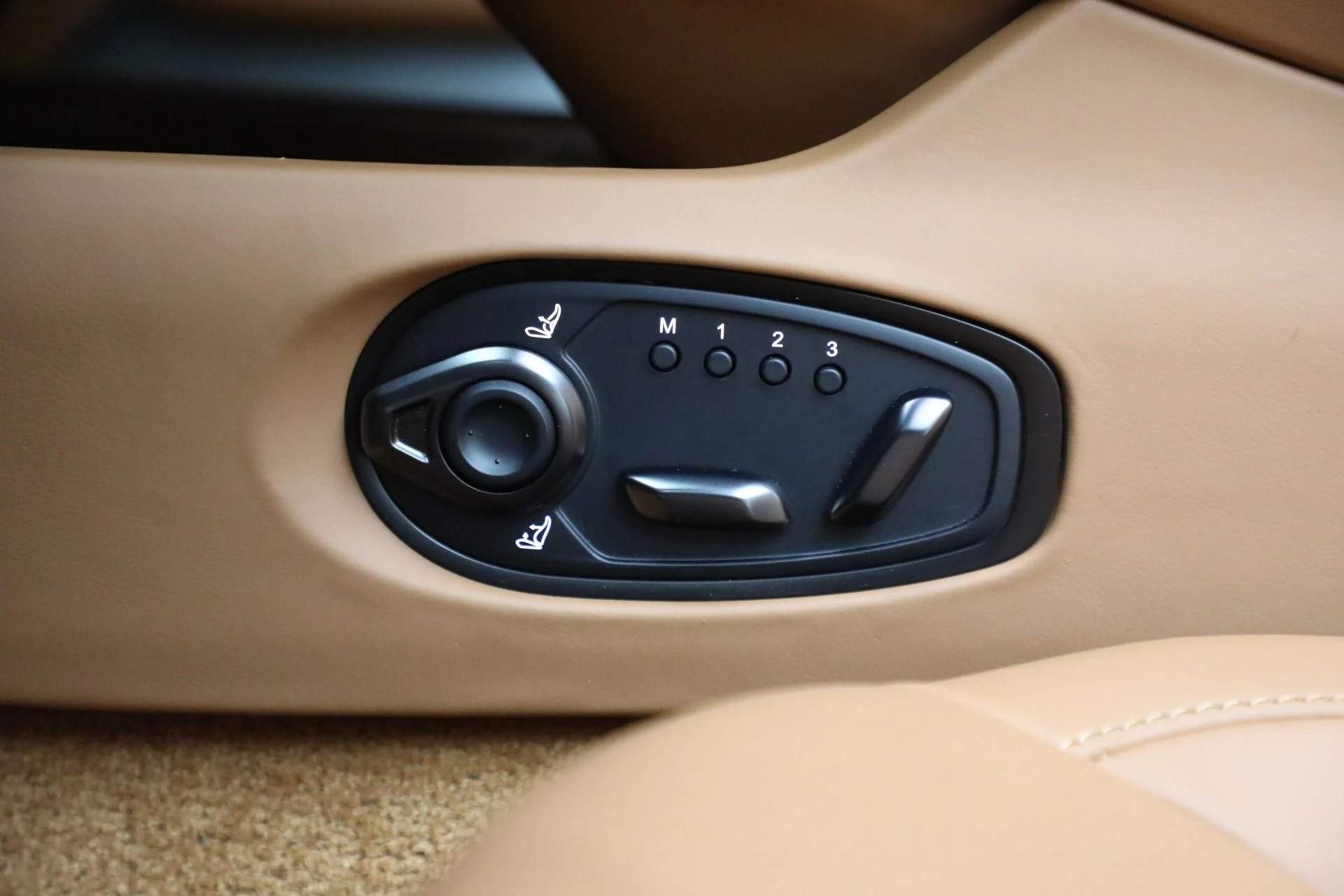 mph031_2930147998_New_2025_Aston_Martin_DB_12_Volante_a4ed8623f7