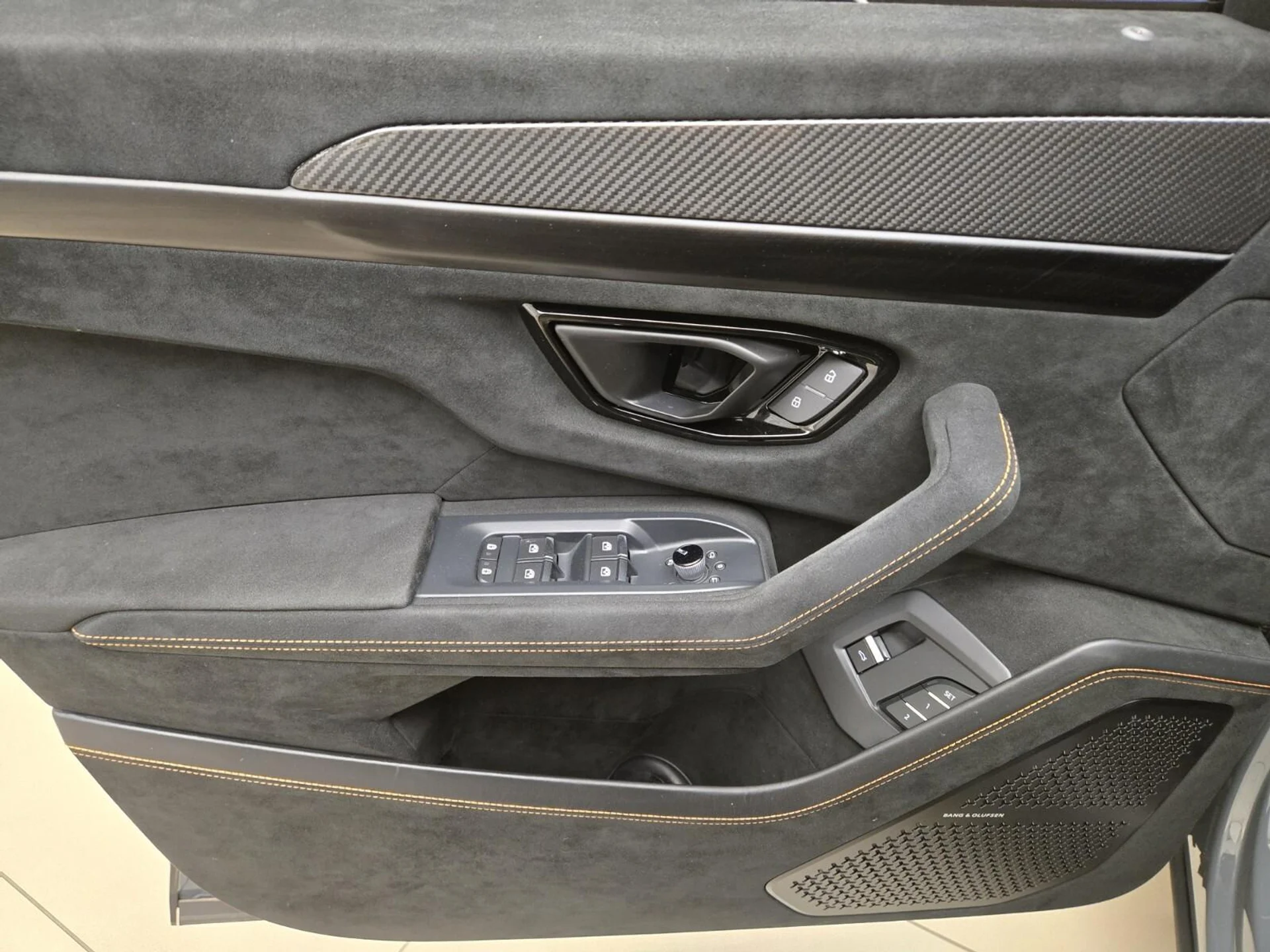 mph031_2949284726_Used_2023_Lamborghini_Urus_Performante_1777095821_2b84277ded