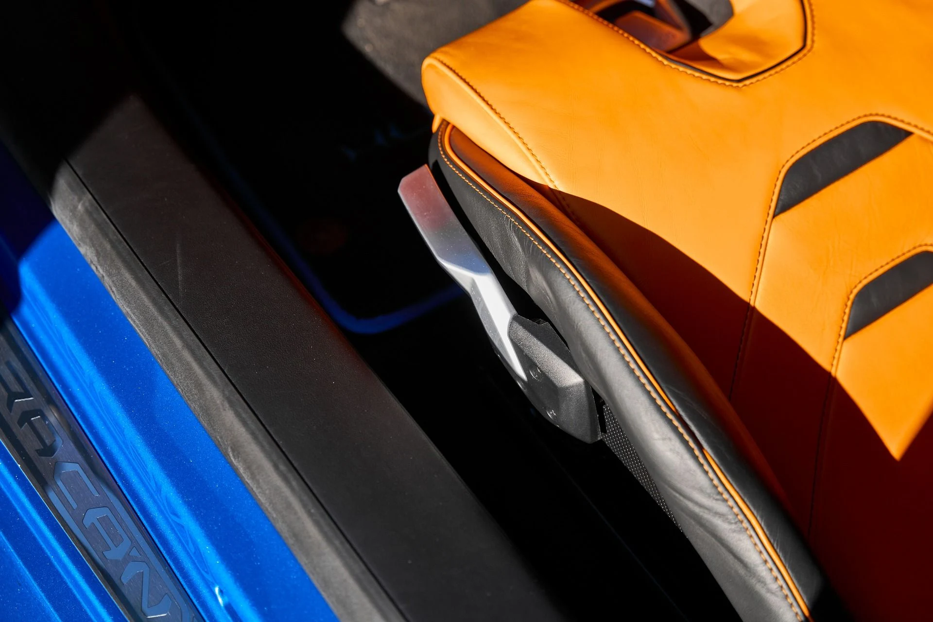 mph031_2951673657_Used_2020_Lamborghini_Huracan_EVO_Base_1766024320_8cbbe82b59