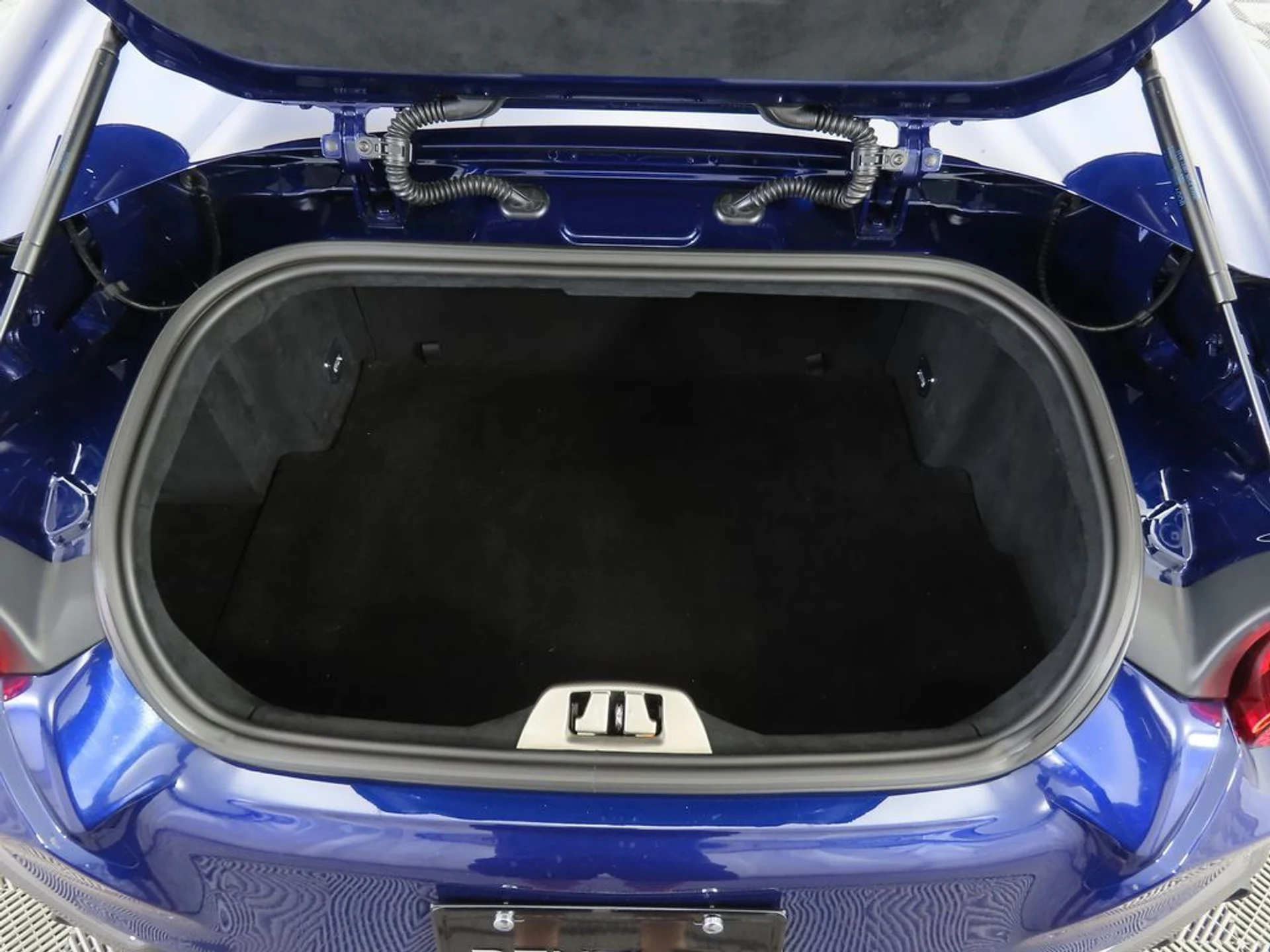 mph031_2993738392_used_2021_ferrari_812_gts_convertible_8119_22995244_32_1024_eb08774dee