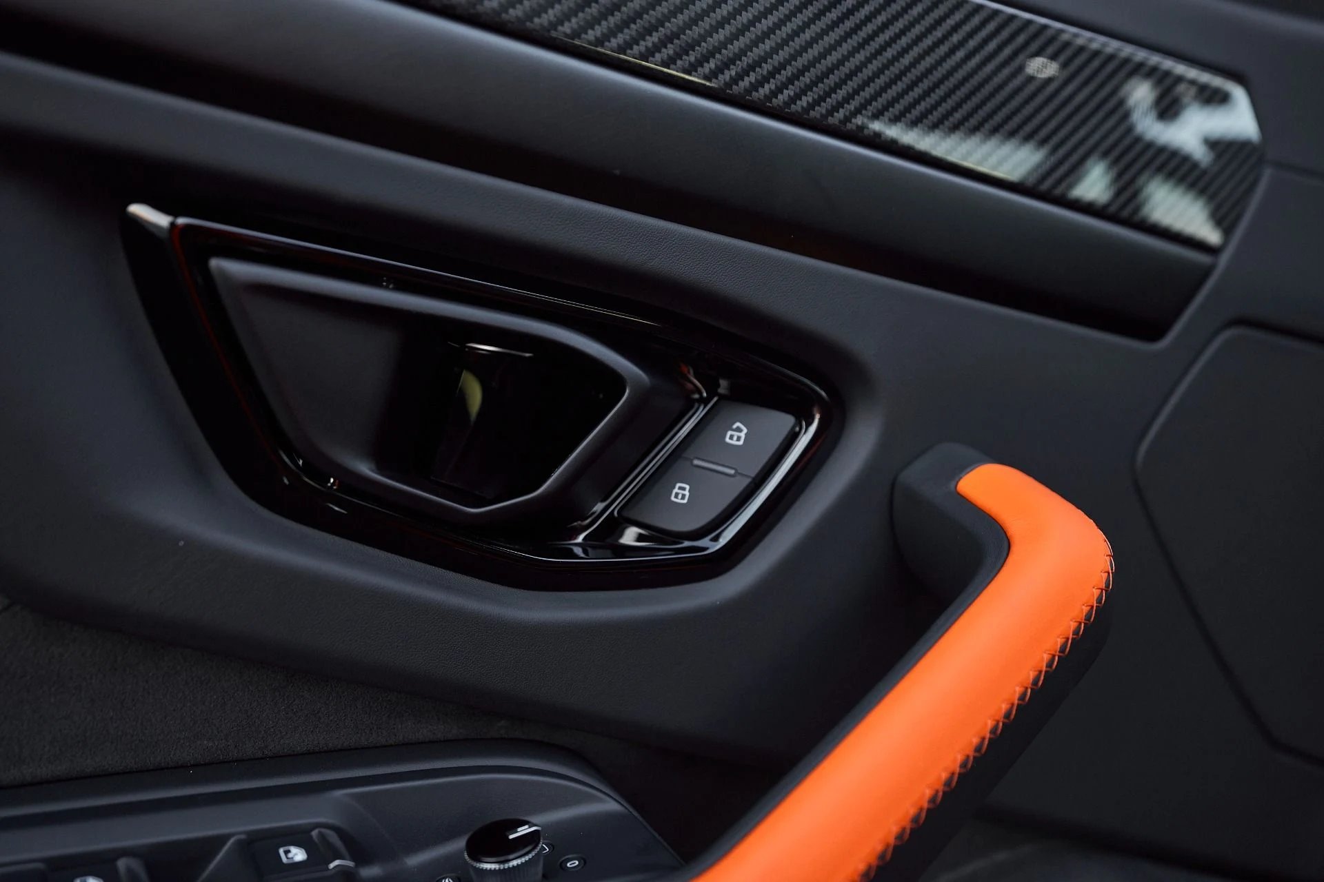 mph031_3000738793_Used_2025_Lamborghini_Urus_SE_1763604994_249b5d1c6a