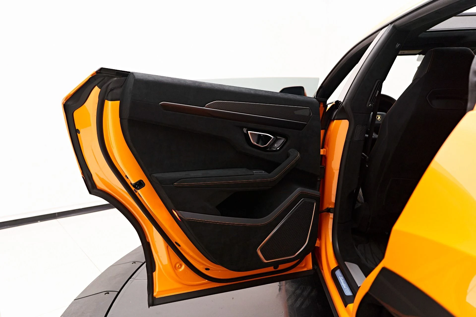 mph031_3006107910_Used_2023_Lamborghini_Urus_Performante_1753490590_7678eb69bb