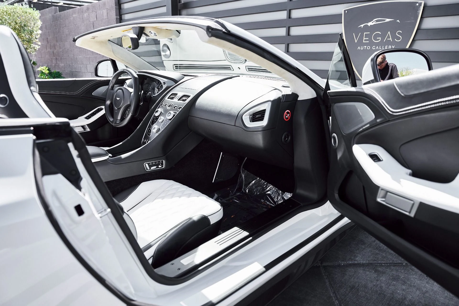 mph031_3028812892_Used_2017_Aston_Martin_Vanquish_Volante_1773797513_3d8099ac34