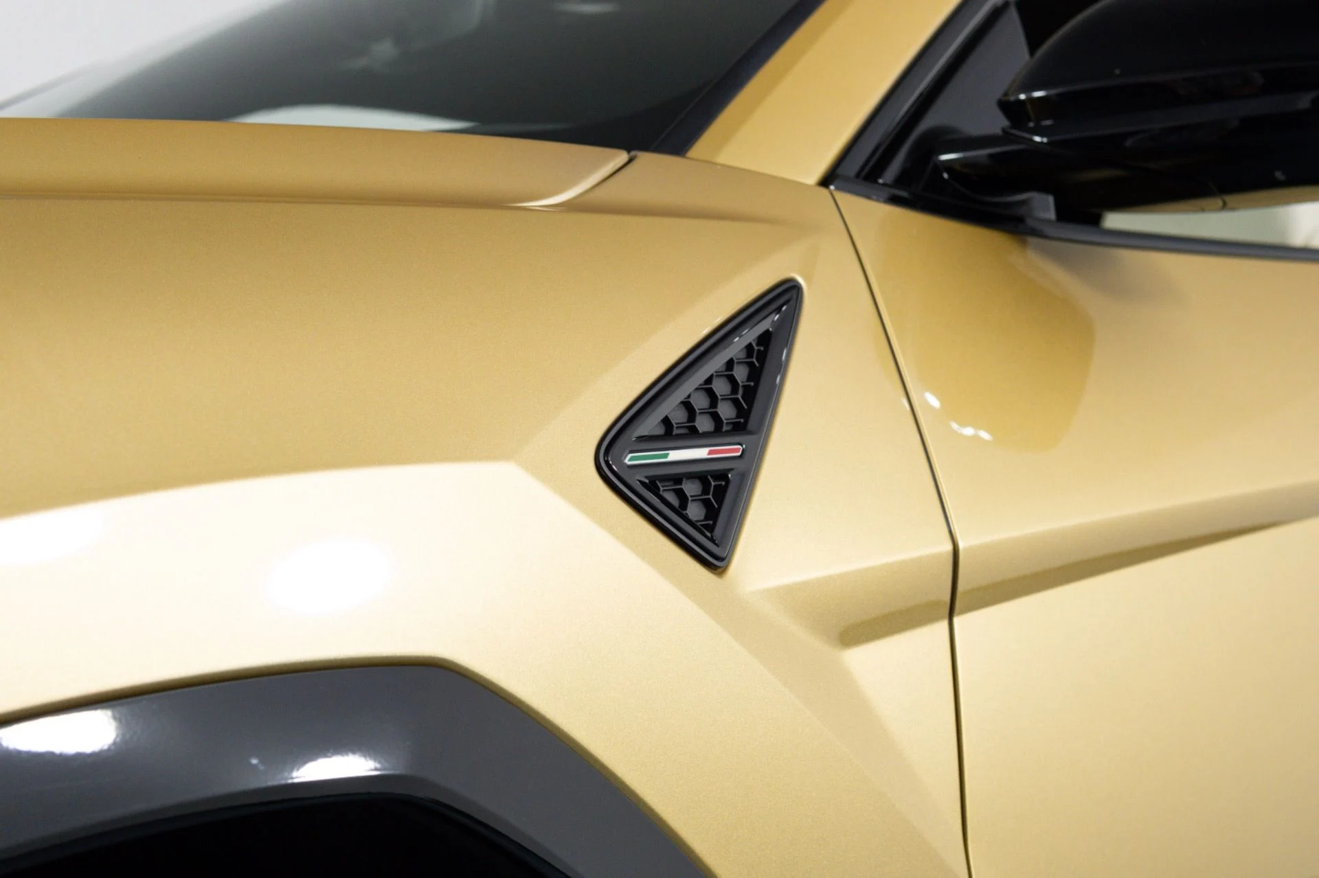 mph031_3032781032_Used_2023_Lamborghini_Urus_S_1781741186_eeace32578