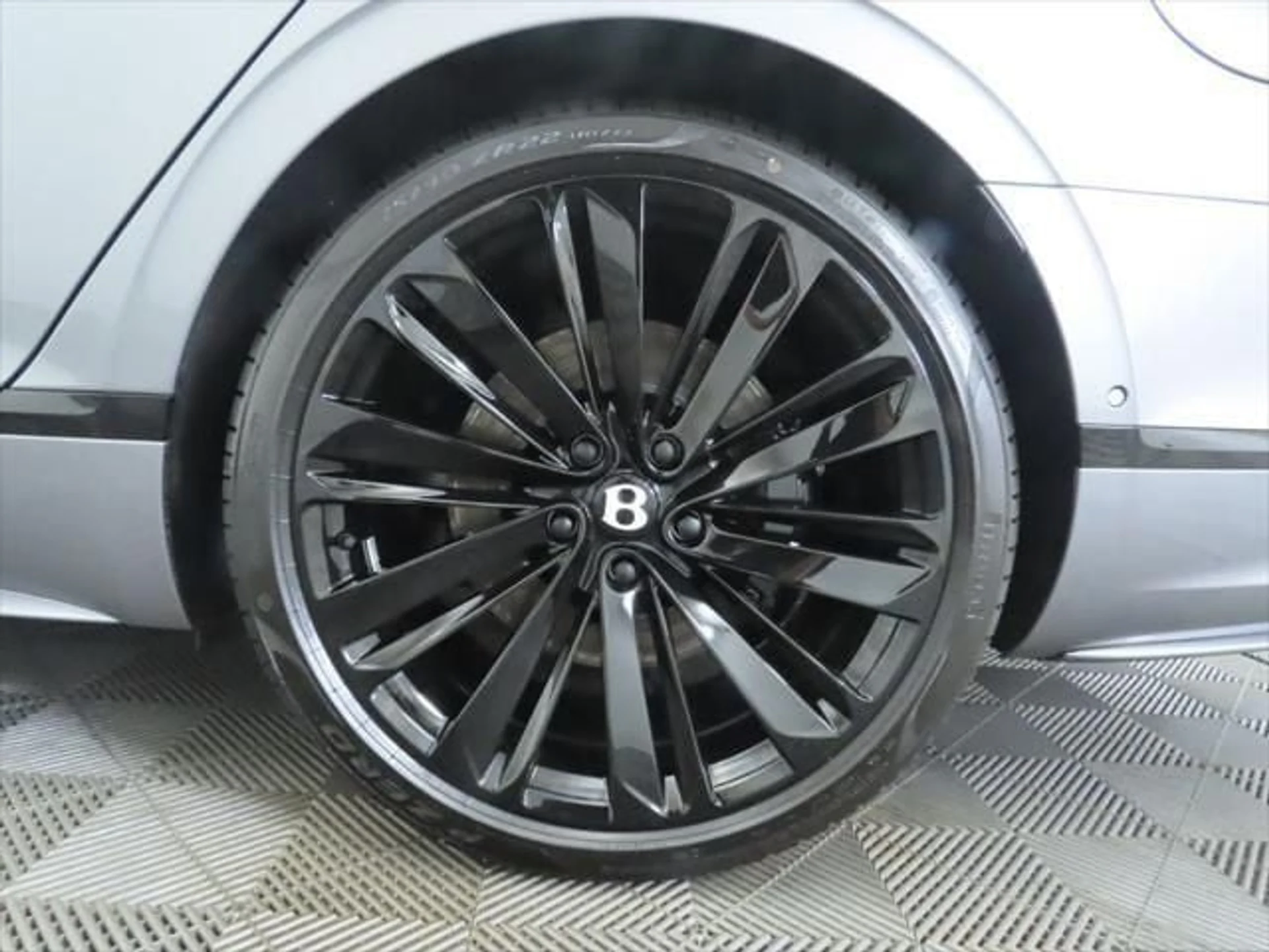 mph031_3047266068_used_2025_bentley_flying_spur_speedsedan_8119_23018472_32_640_70a0bf0543