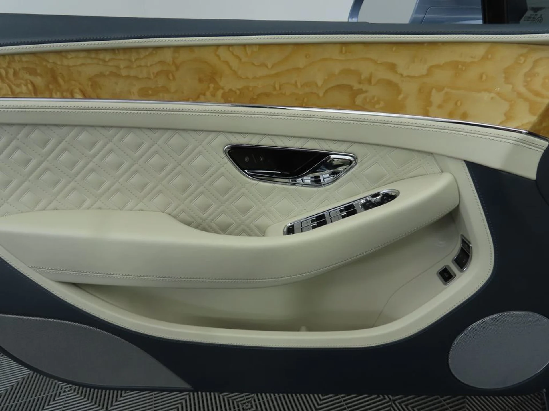 mph031_304805980_used_2020_bentley_continental_gtv8firsteditionconvertible_8119_22986550_32_1024_0be56a740f