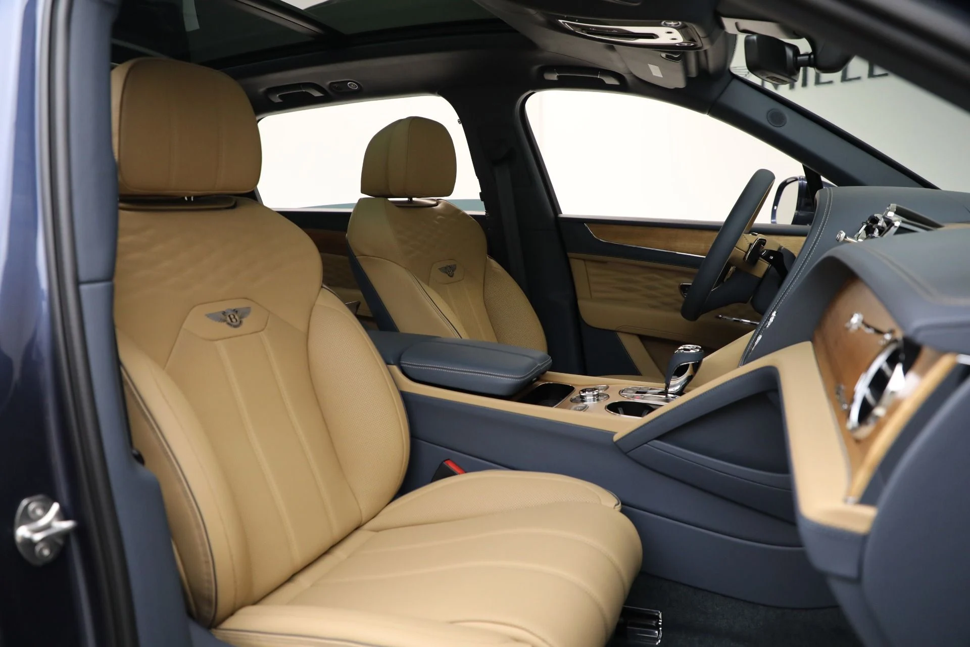 mph031_3080380726_New_2025_Bentley_Bentayga_EWB_Azure_V8_c66f62f6e1