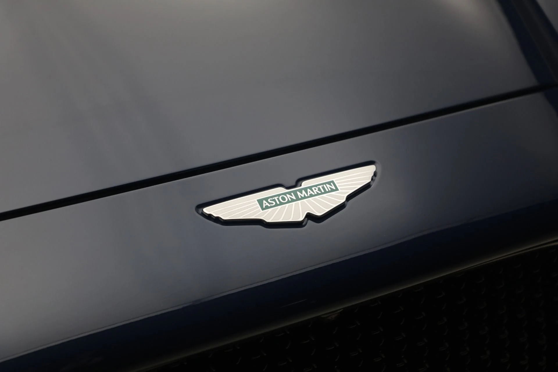 mph031_3103925390_New_2026_Aston_Martin_DBX_S_1779920374_9afbd84085