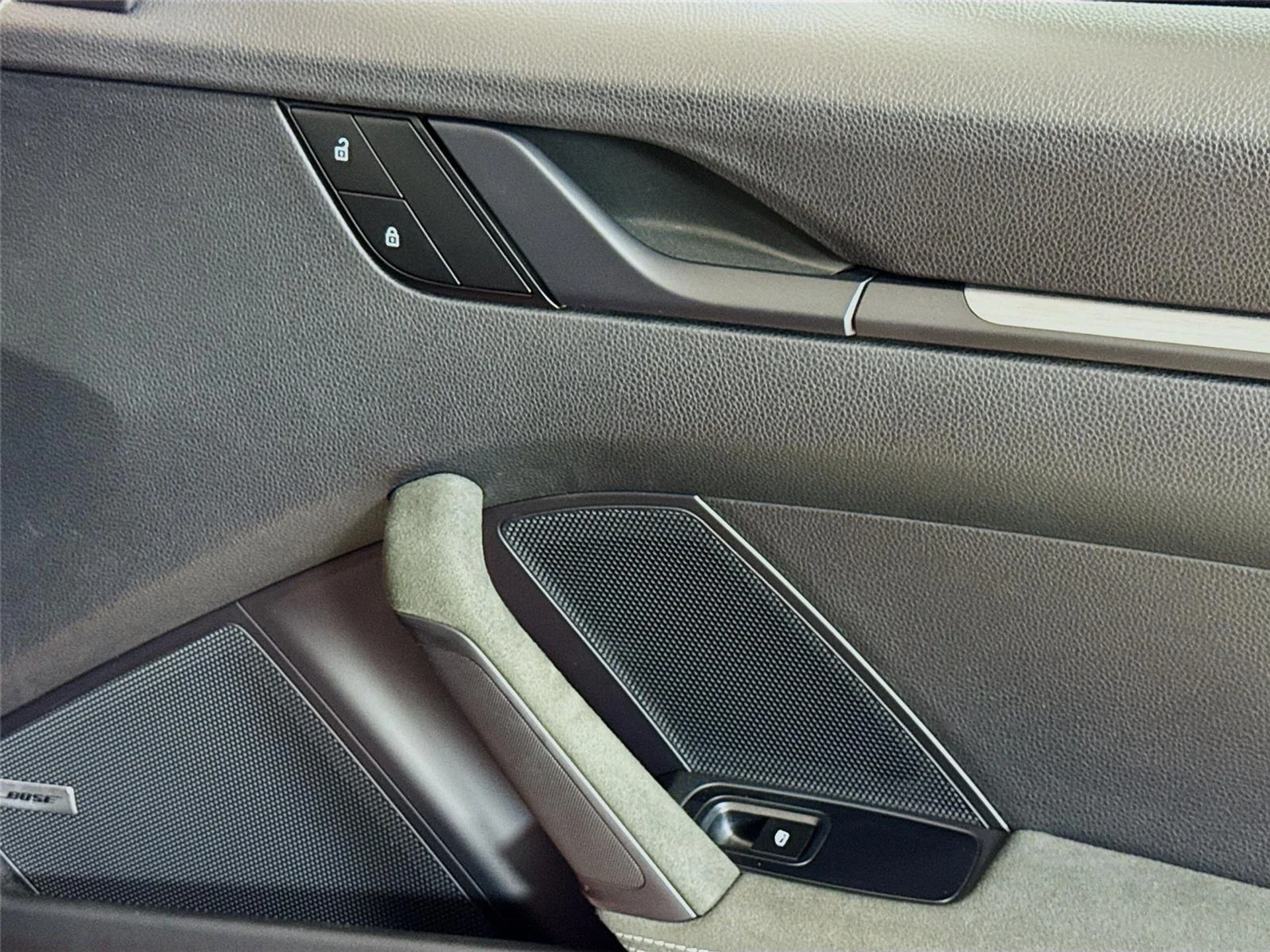 mph031_3130167003_546f840fd089666f46bbf125c19100d2_17f871c9d4