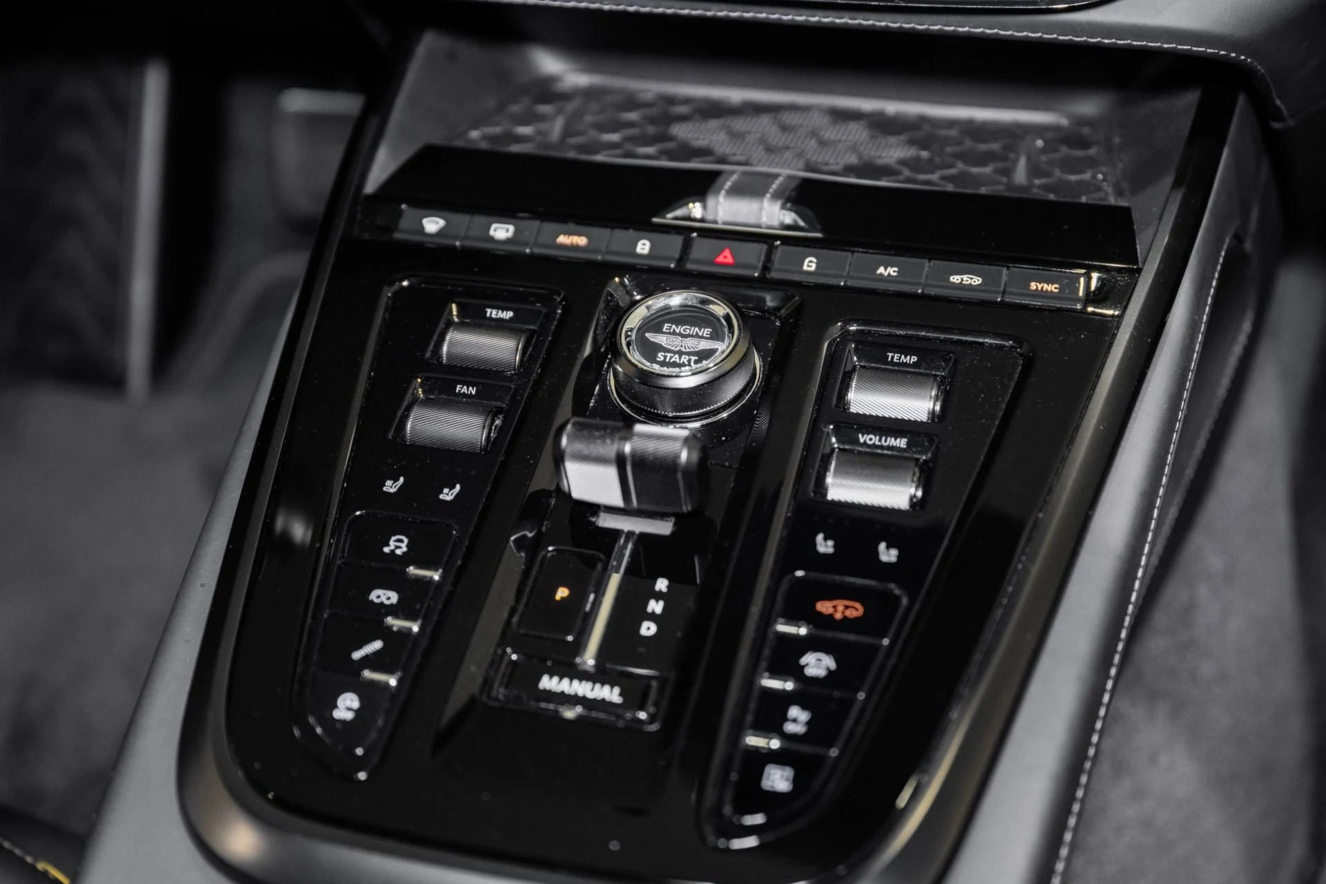 mph031_3166122287_Used_2025_Aston_Martin_DBX_707_1763828543_3b64451969