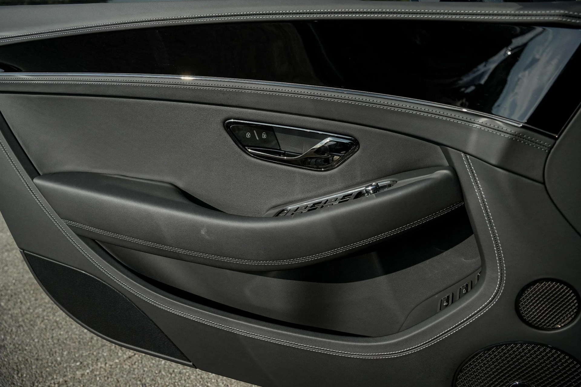mph031_3180420642_Hi_Tech_Luxury_Imports_LLC_SCBCP_2_ZG_5_TC_023736_image_31_ff799b7adc