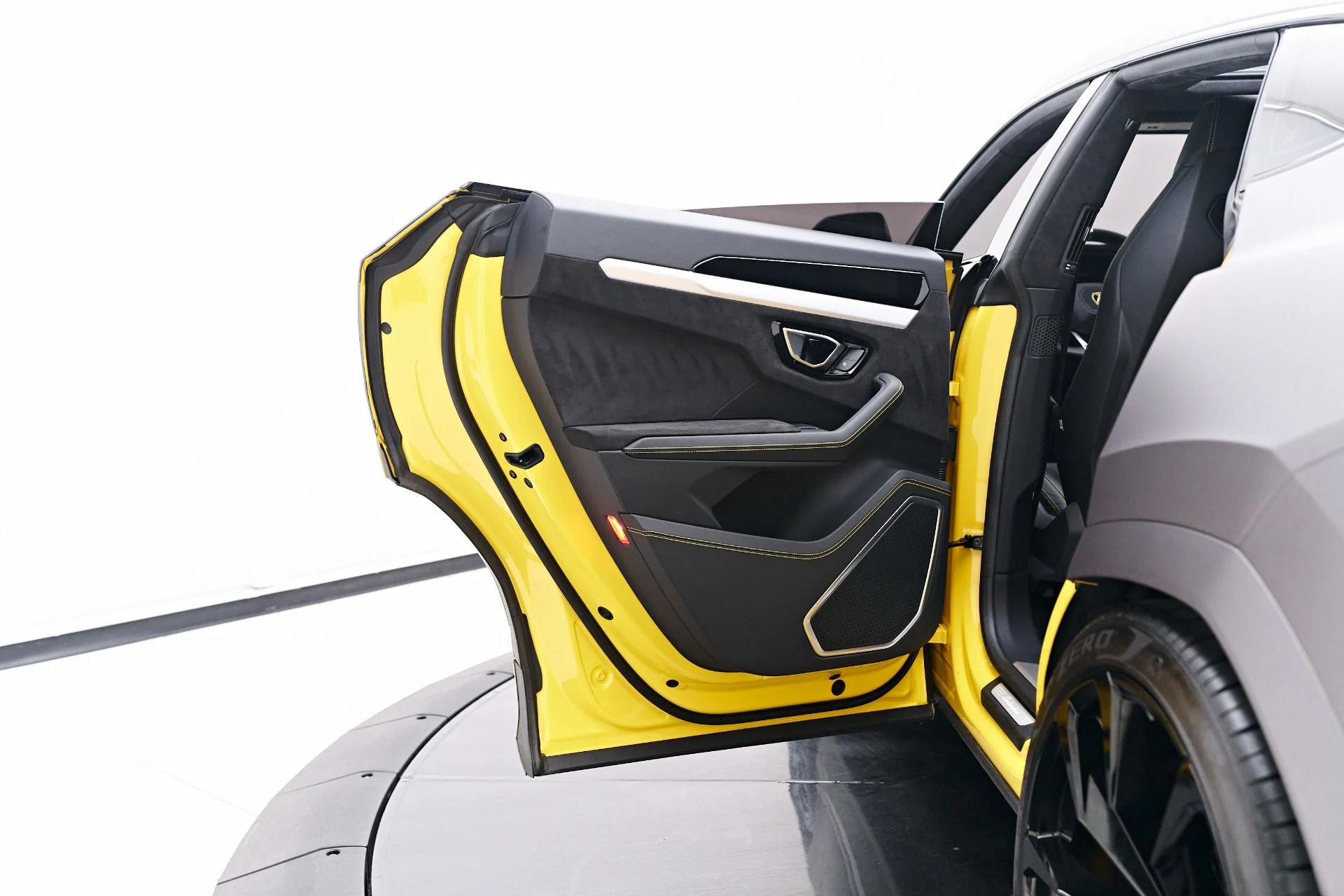 mph031_3195381544_Used_2021_Lamborghini_Urus_Base_1758751755_b7205049cf