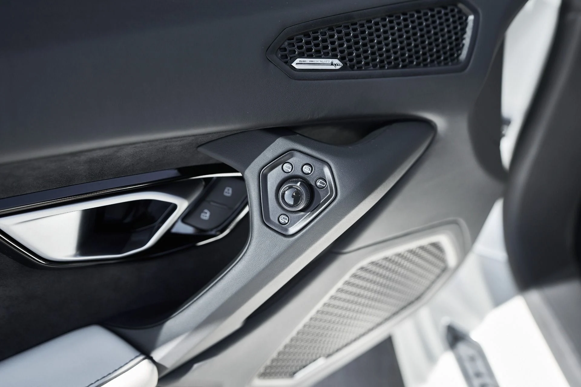 mph031_3198732933_Used_2022_Lamborghini_Huracan_EVO_Base_1761947374_bc52162a60