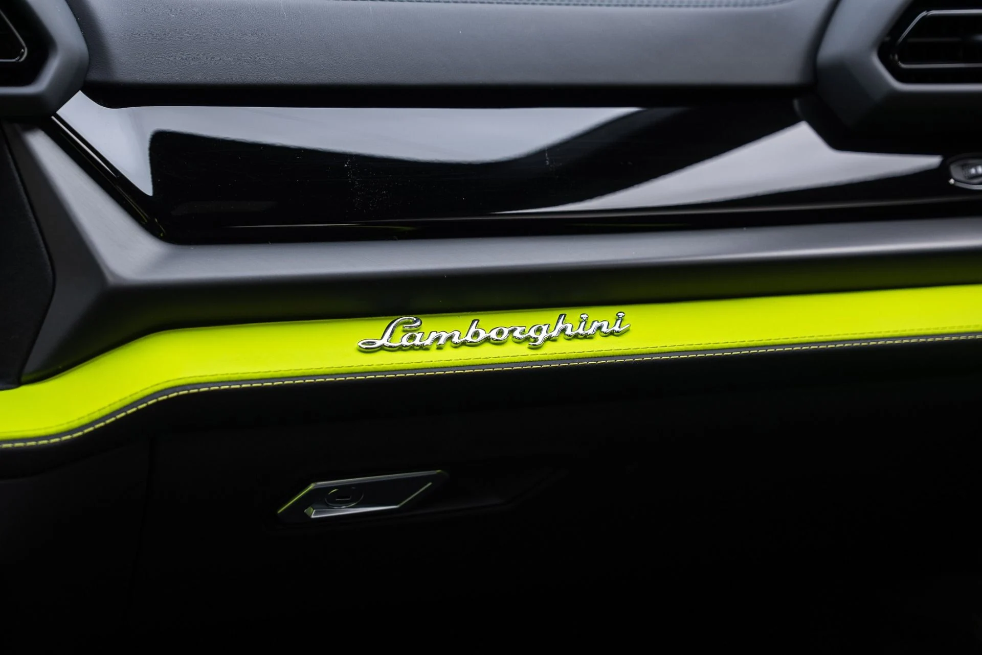 mph031_3201697413_Used_2025_Lamborghini_Urus_SE_1767912071_04667d9f77