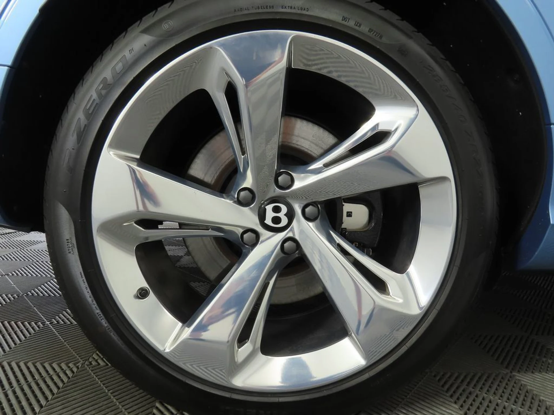 mph031_3209782228_new_2025_bentley_bentayga_v8awd_8119_22909990_32_1024_d9f03d6dd0