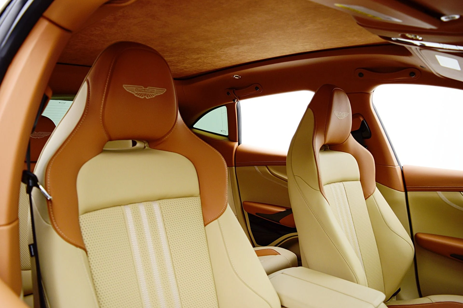 mph031_3212914388_New_2025_Aston_Martin_DBX_707_451fc6b4f2