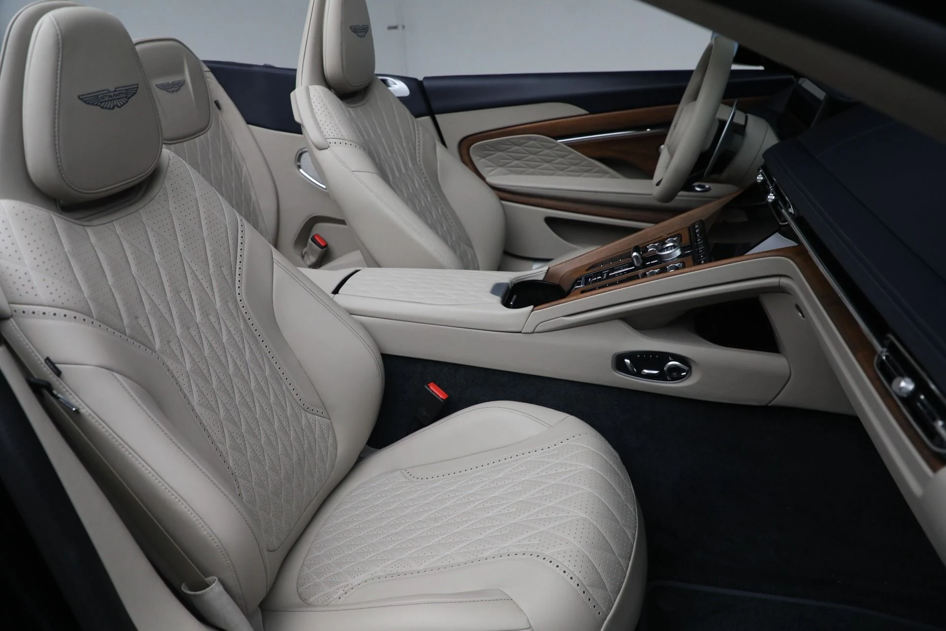 mph031_3244921517_New_2025_Aston_Martin_DB_12_Volante_1eb0bcbd0f