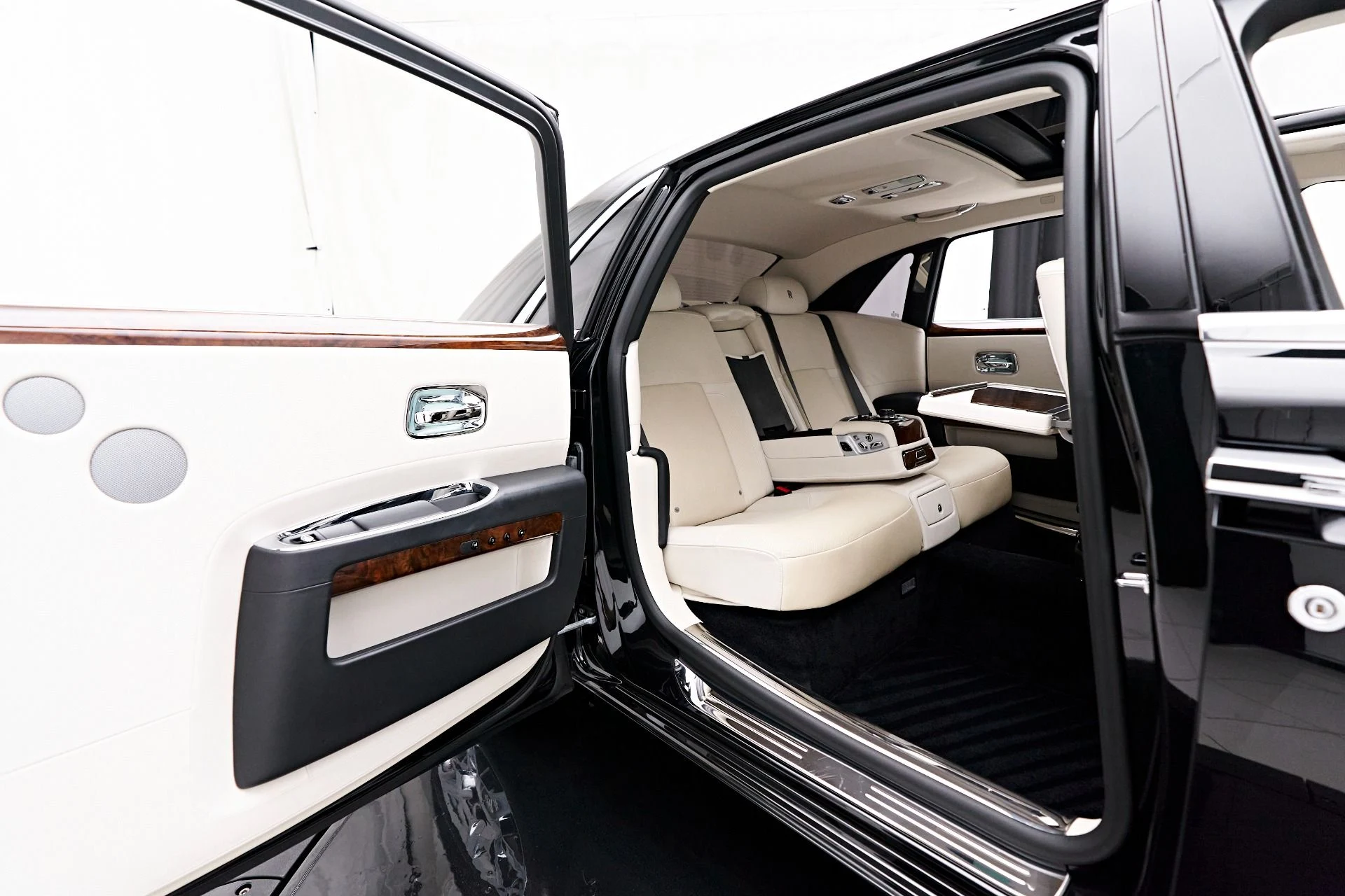 mph031_3261678318_Used_2012_Rolls_Royce_Ghost_Base_1690494640_ca9c0c3c7a