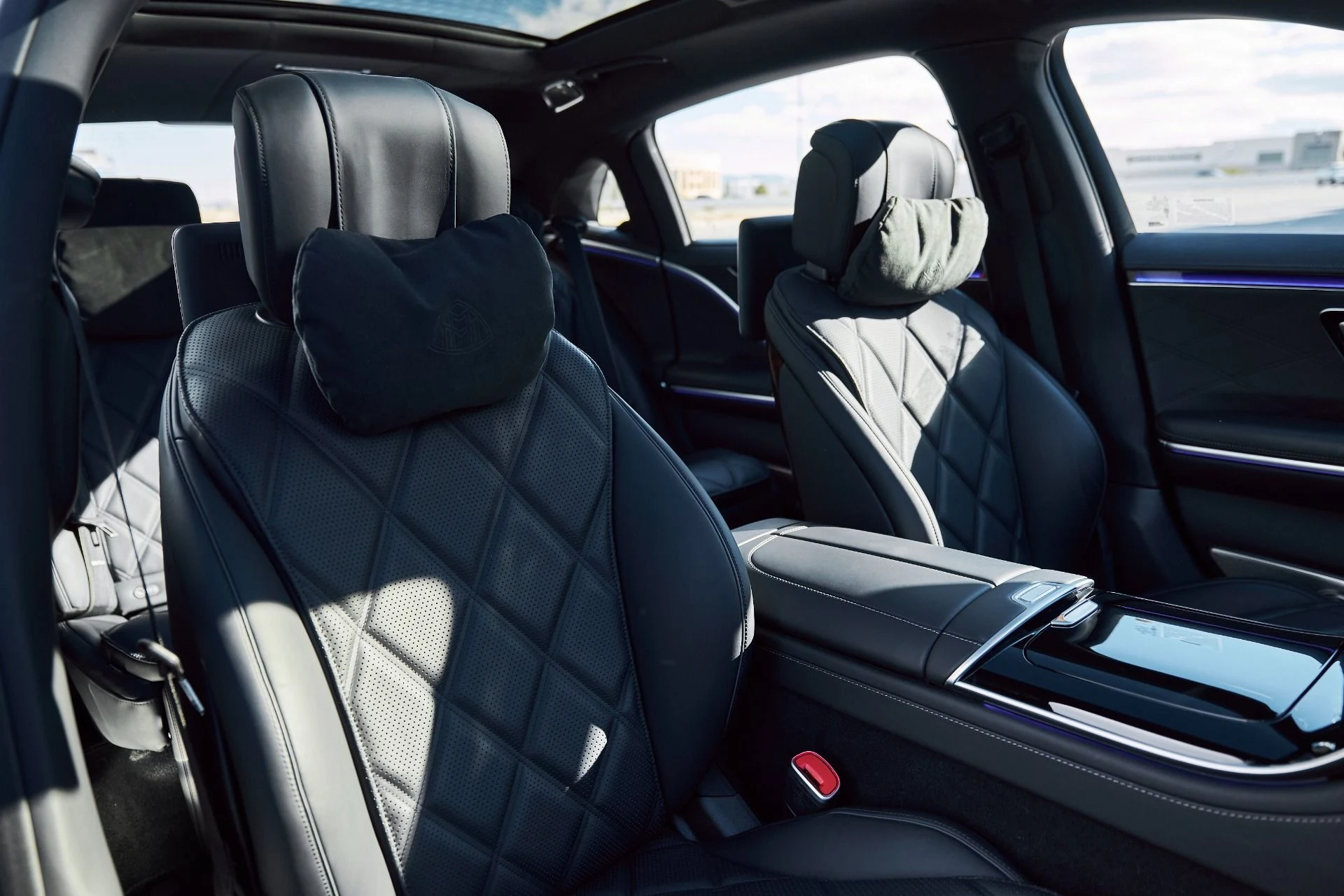 mph031_3262873766_Used_2025_Mercedes_Benz_S_Class_Maybach_S_580_1769305303_555ee0a535