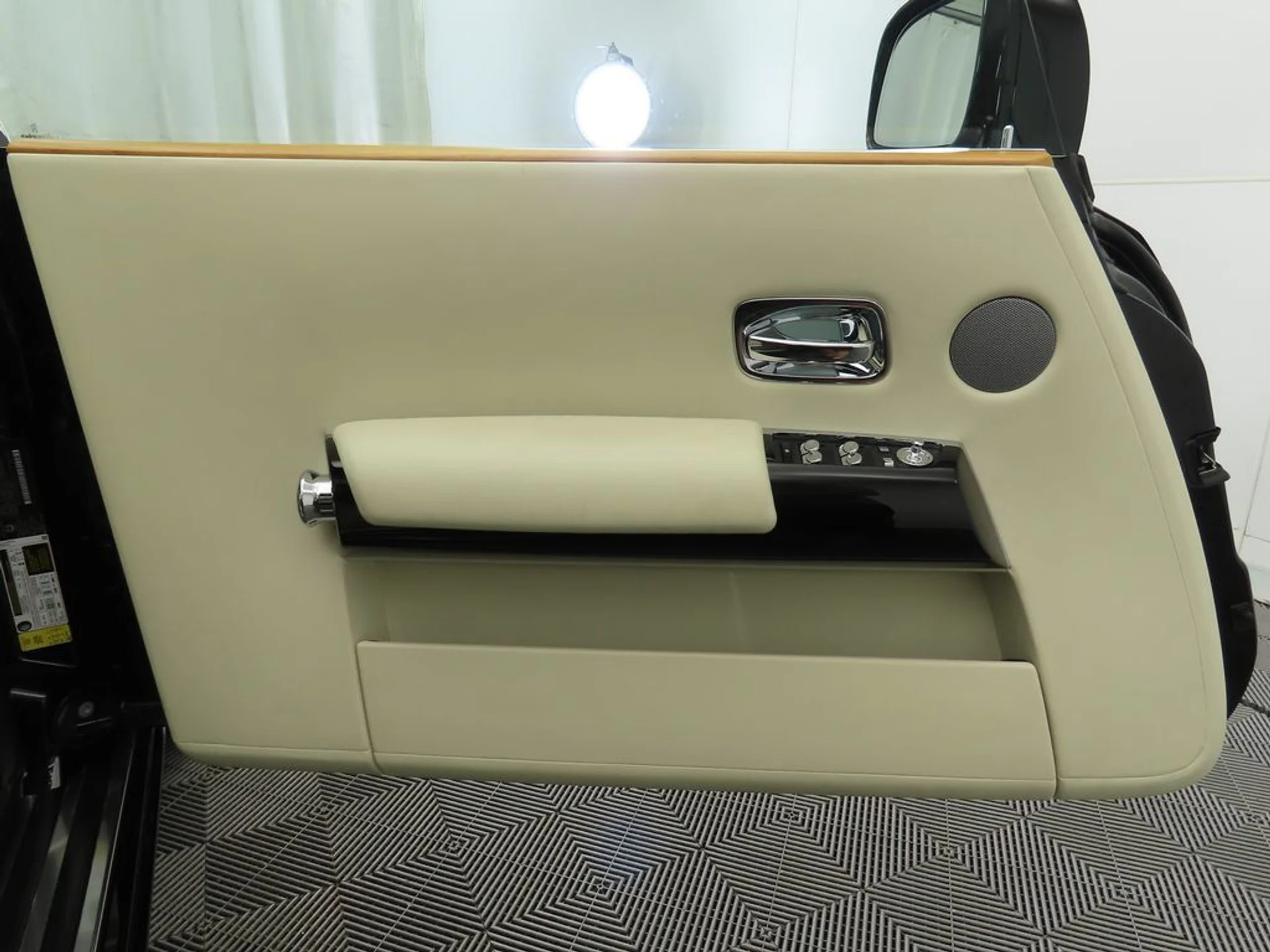 mph031_328265893_used_2012_rolls_royce_phantom_coupe_2drdrophead_8119_22959977_32_1024_c8ae7752e3