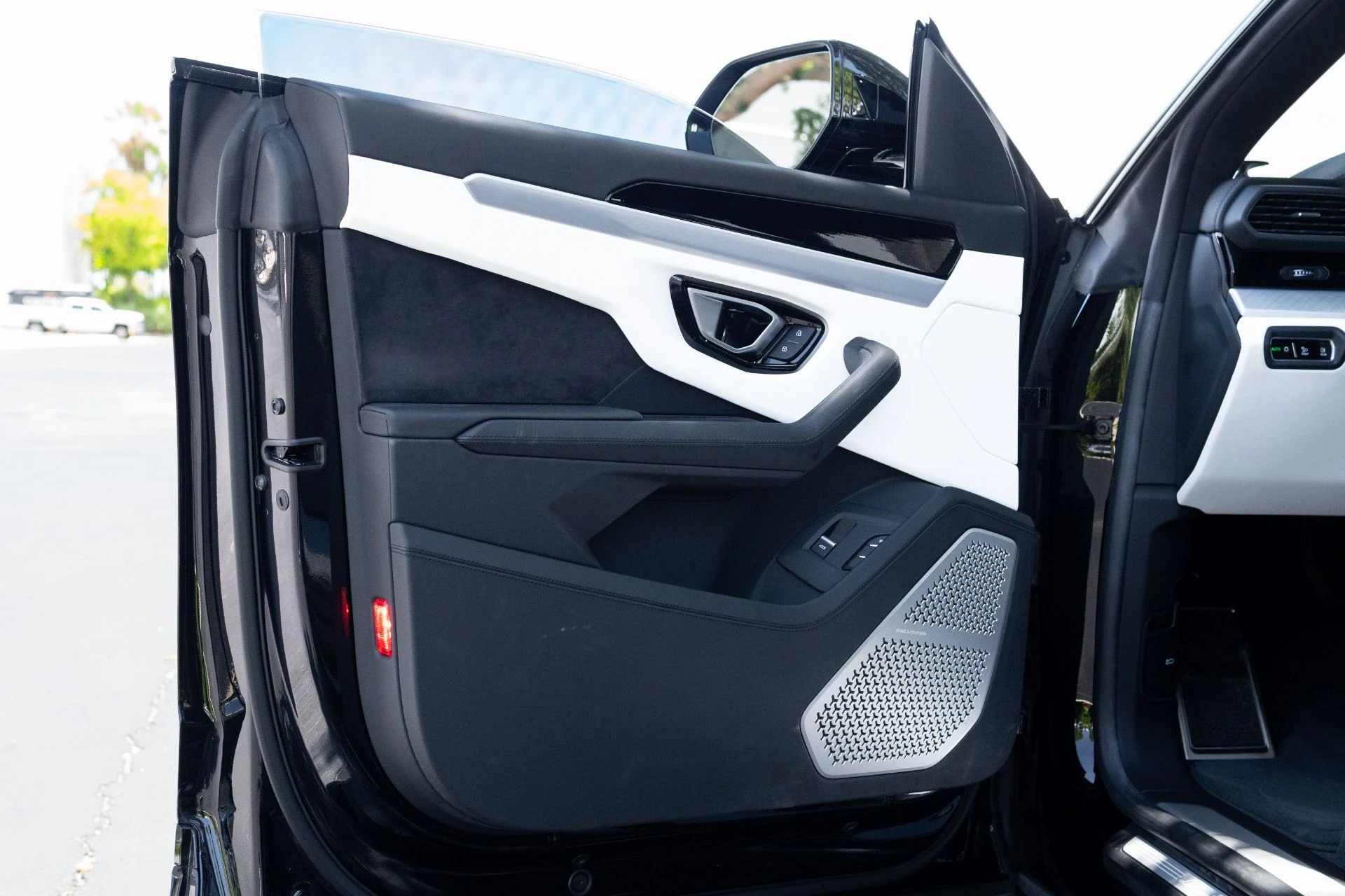 mph031_3322294165_Used_2023_Lamborghini_Urus_S_1780940773_965ceda306