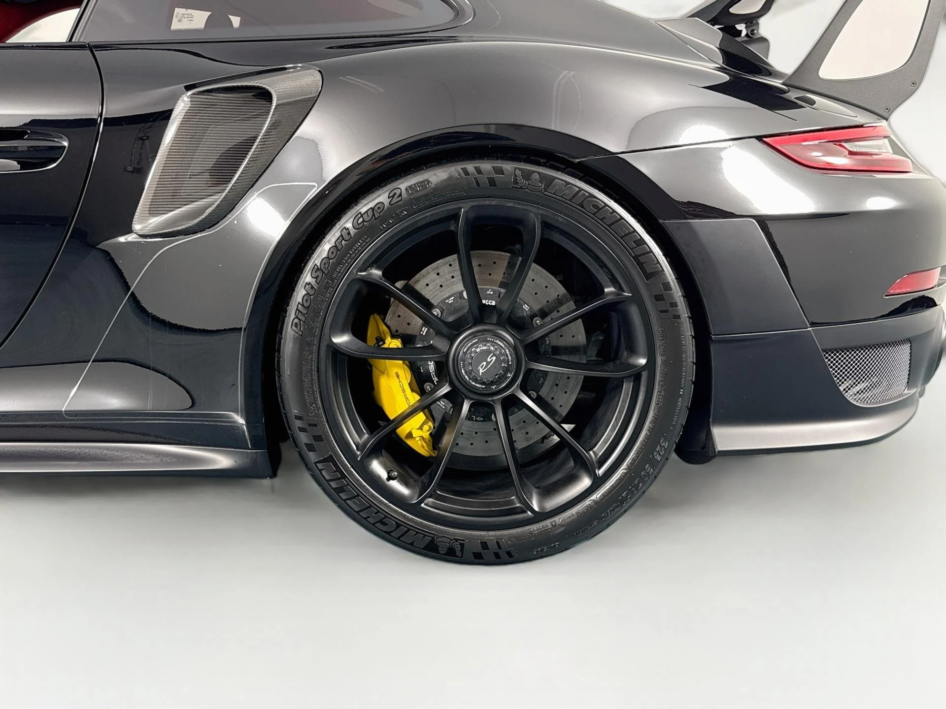 mph031_3328940415_Used_2018_Porsche_911_GT_2_RS_1785886165_86aa5875f4