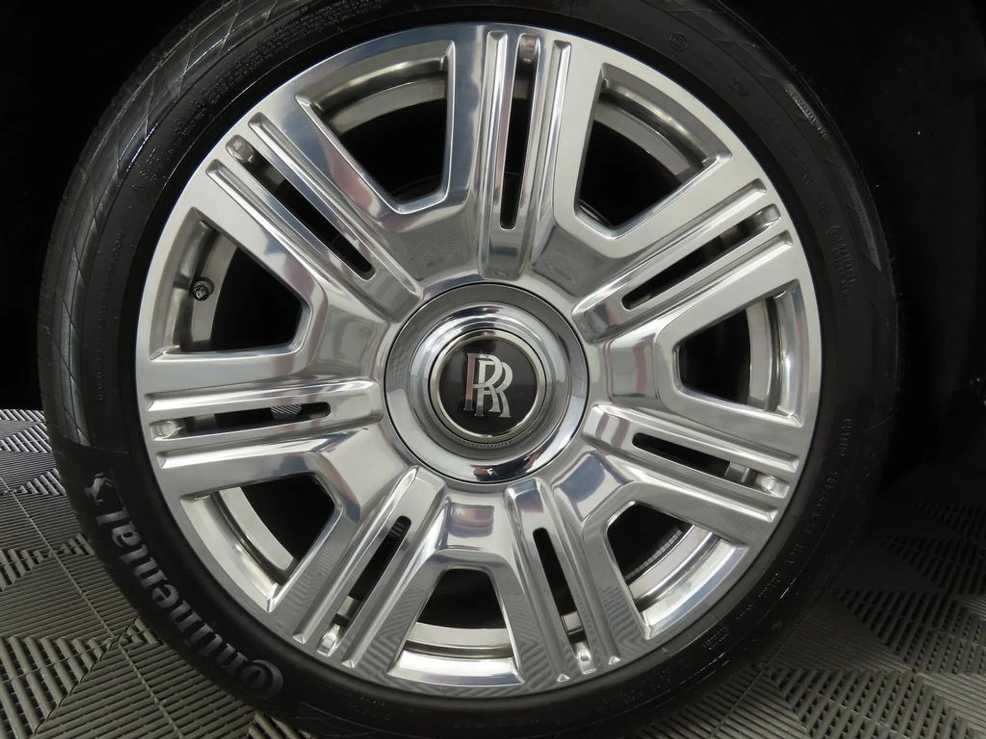 mph031_3335580171_used_2023_rolls_royce_cullinan_sportutility_8119_22974083_32_1024_181c0562e9