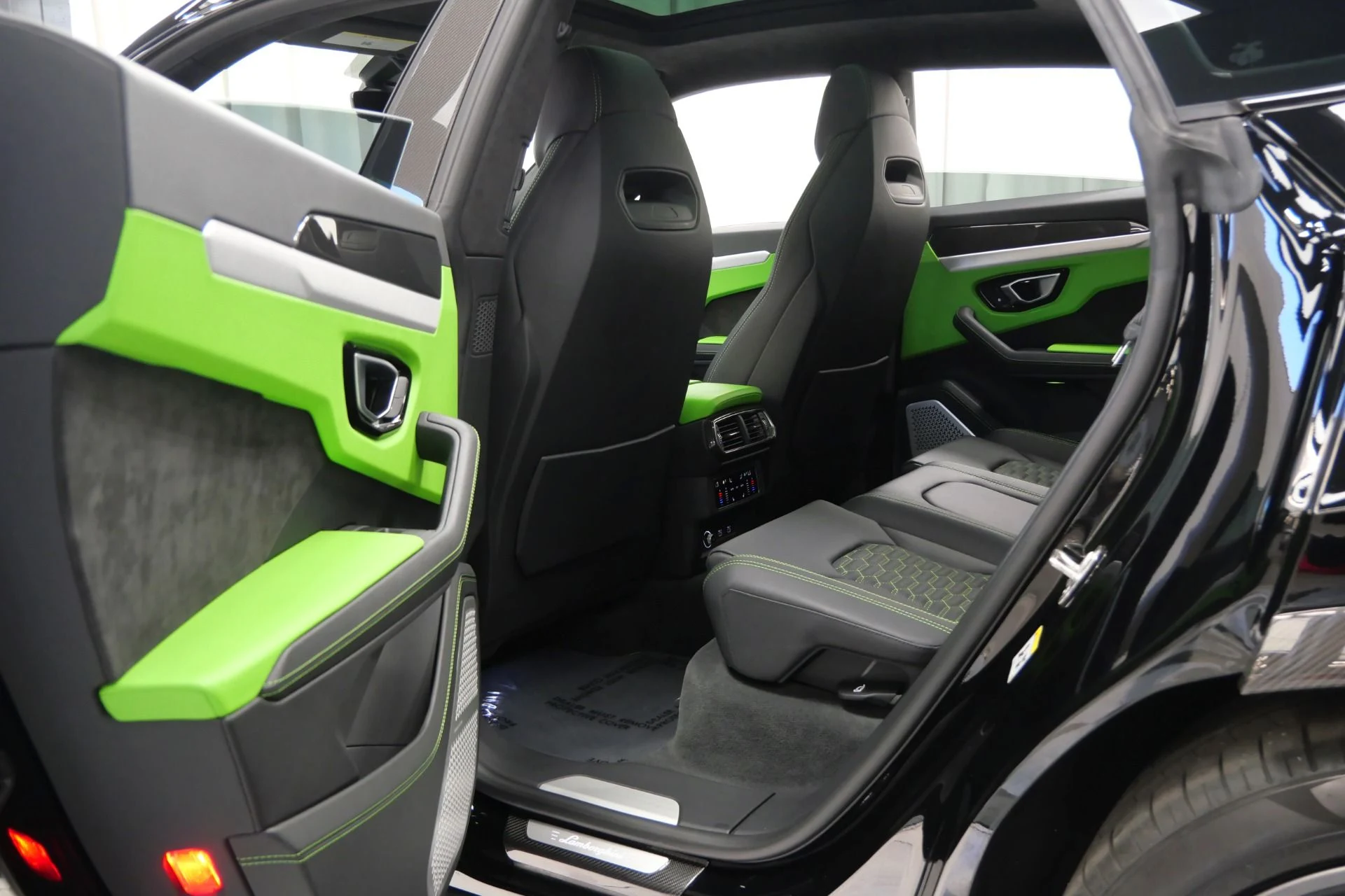 mph031_3346732387_Used_2022_Lamborghini_Urus_1761576878_4545f0b5f5