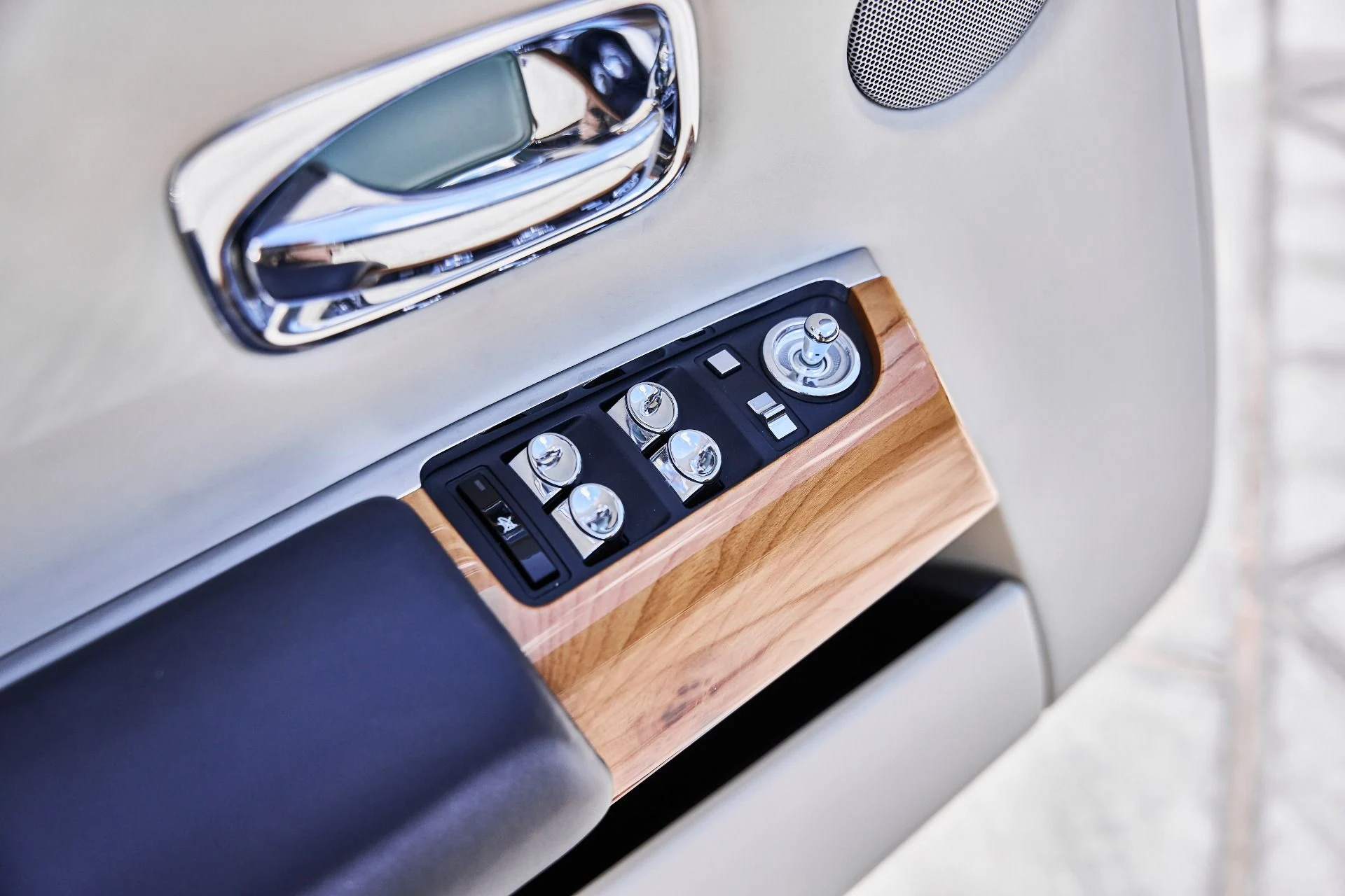 mph031_3350487830_Used_2009_Rolls_Royce_Phantom_Drophead_Coupe_Base_1779209670_691d34736a