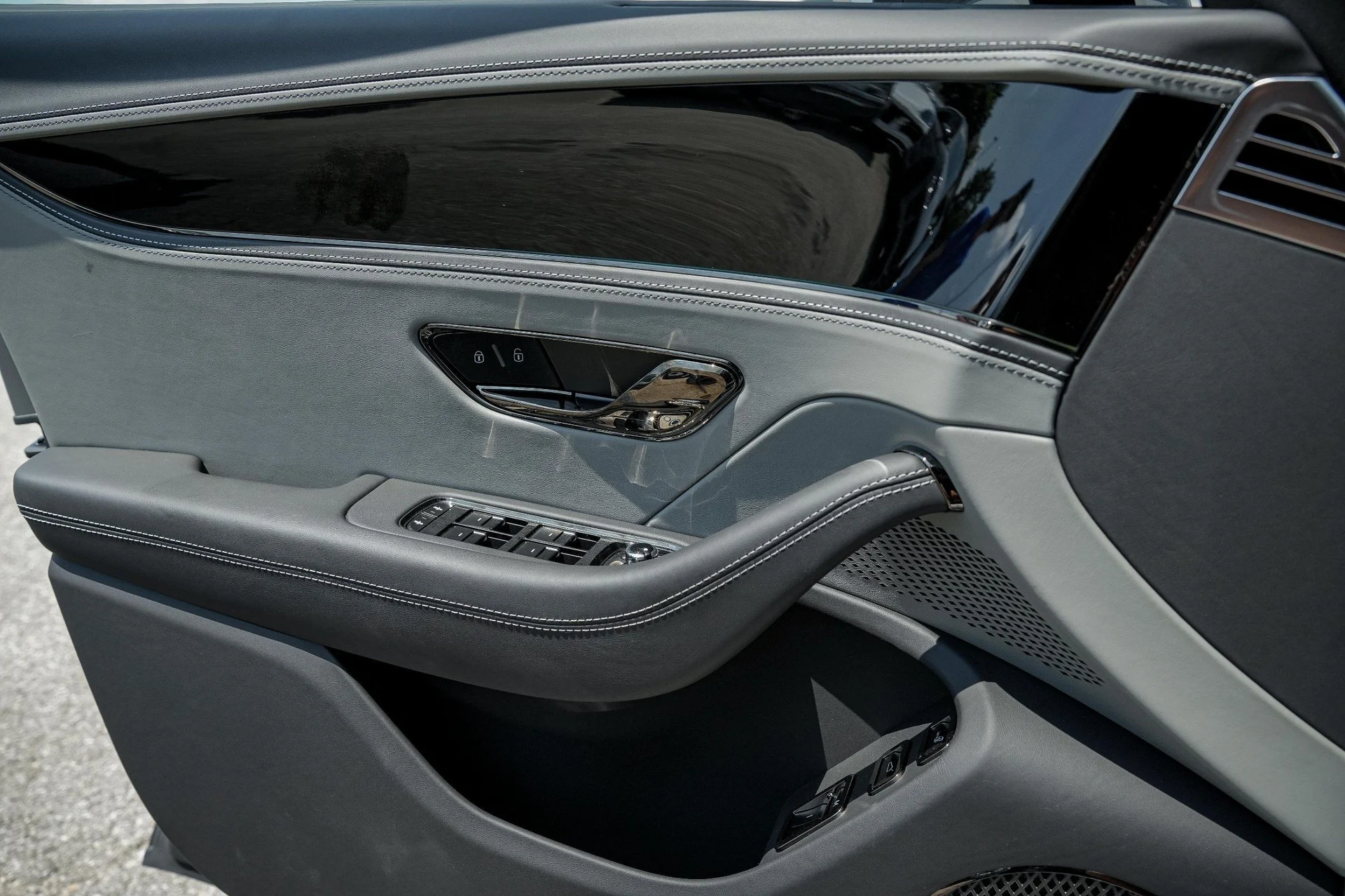 mph031_3352276259_Hi_Tech_Luxury_Imports_LLC_SCBBP_6_ZGXSC_023023_image_31_51179f7b4e
