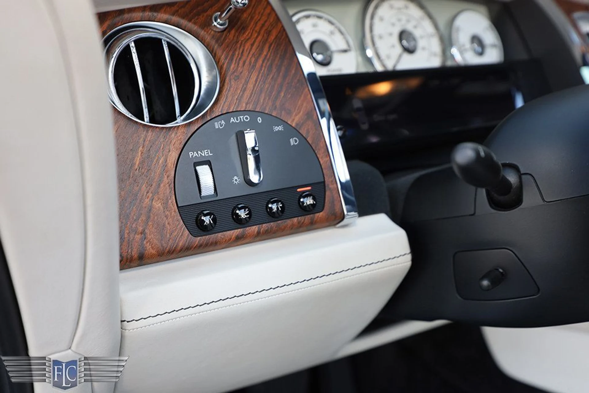 mph031_3448884740_used_2017_rolls_royce_dawn_convertible_6305_22967978_32_1024_32fc7a3c33