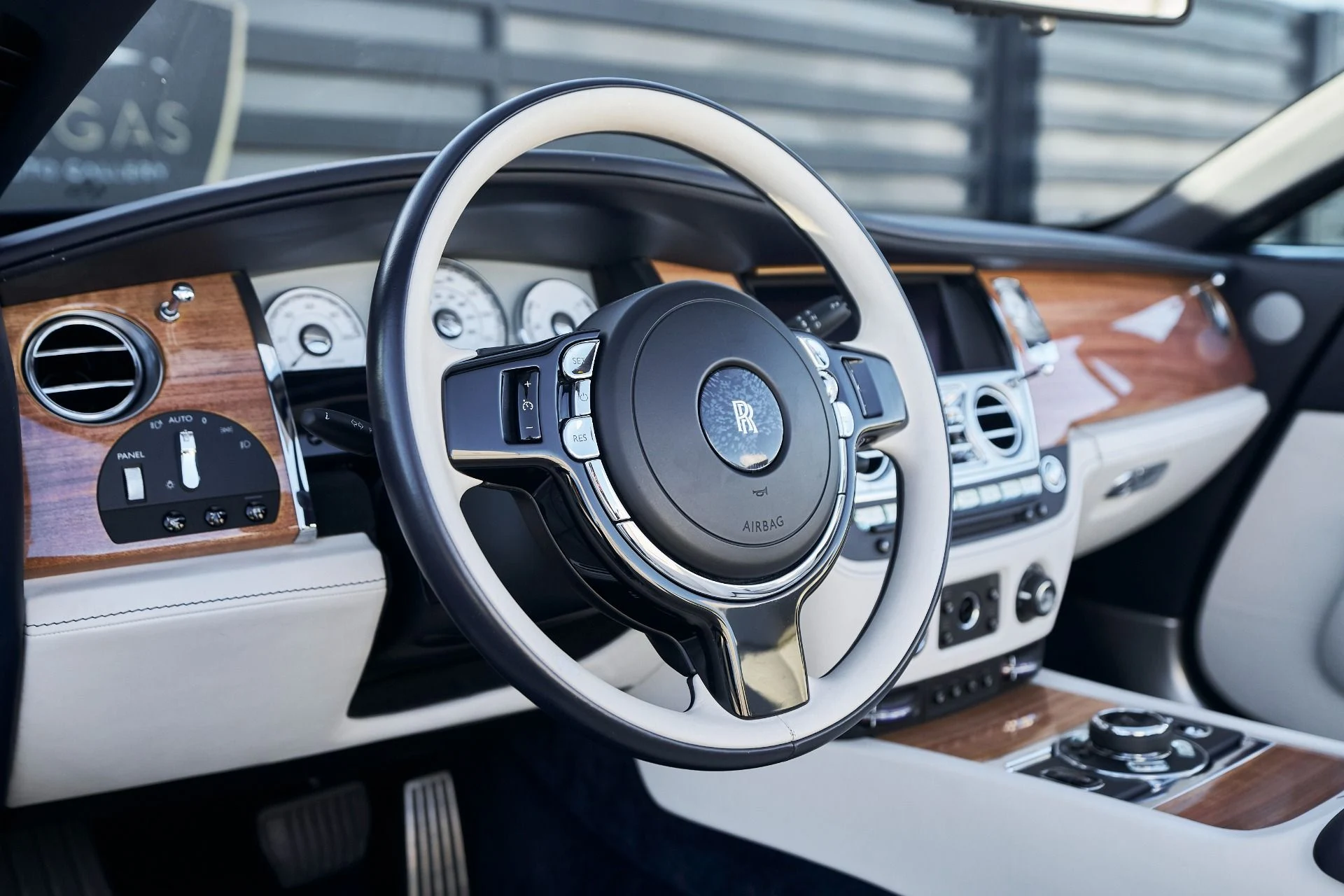 mph031_346600125_Used_2018_Rolls_Royce_Dawn_1764124374_61cbd38fc6