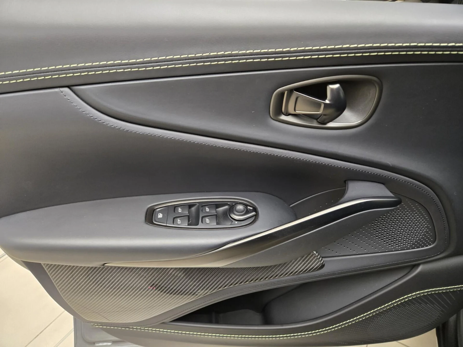 mph031_349271798_Used_2023_Aston_Martin_DBX_707_1758610649_4fc3d053f9